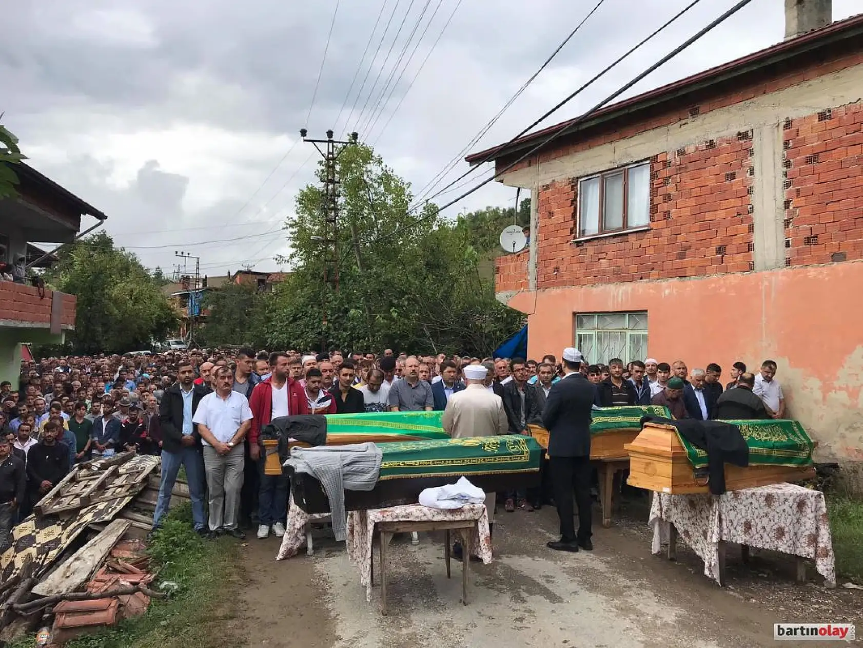 Baba, iki oğlu ve damadı defnedildi