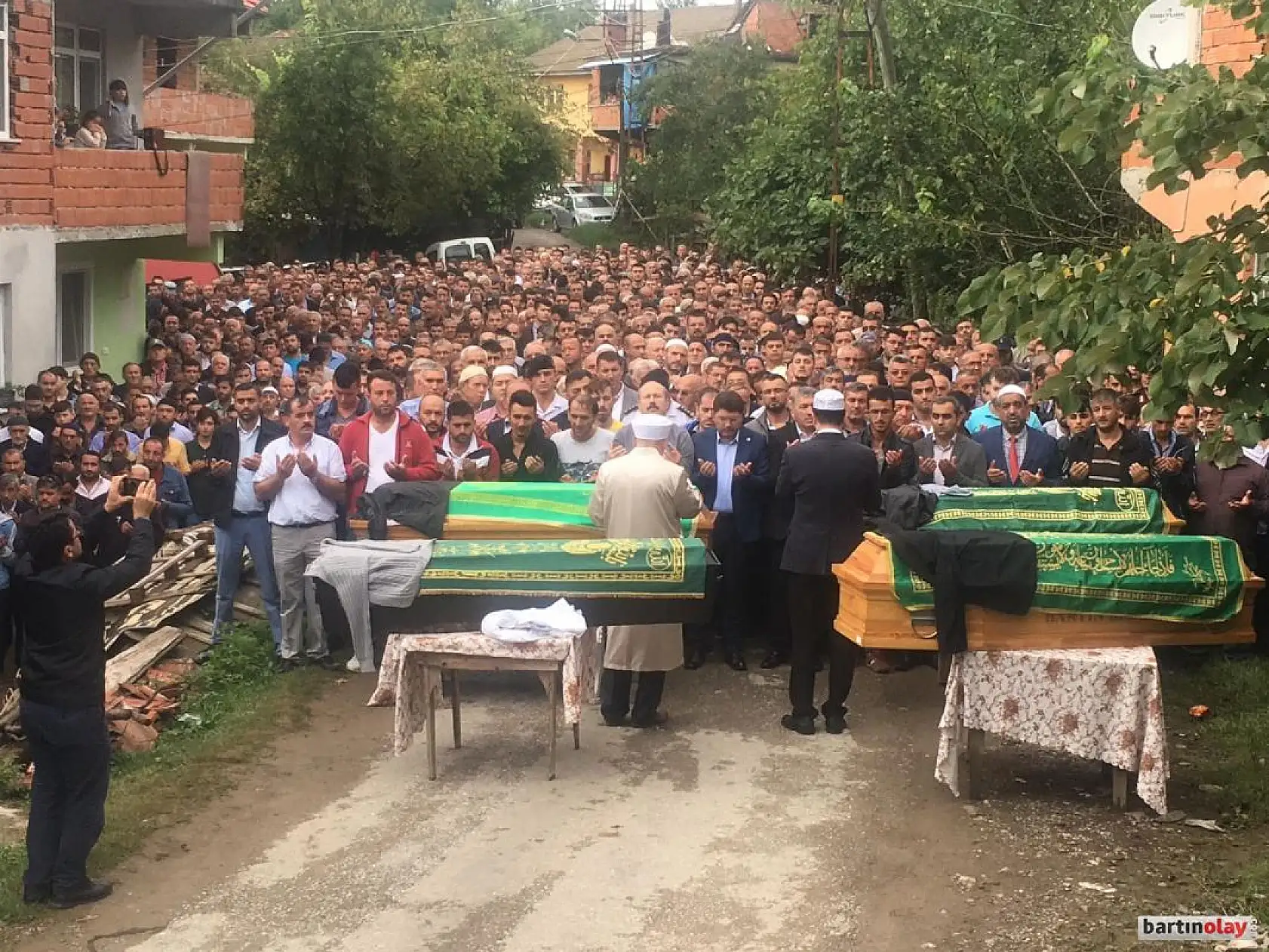 Baba, iki oğlu ve damadı defnedildi