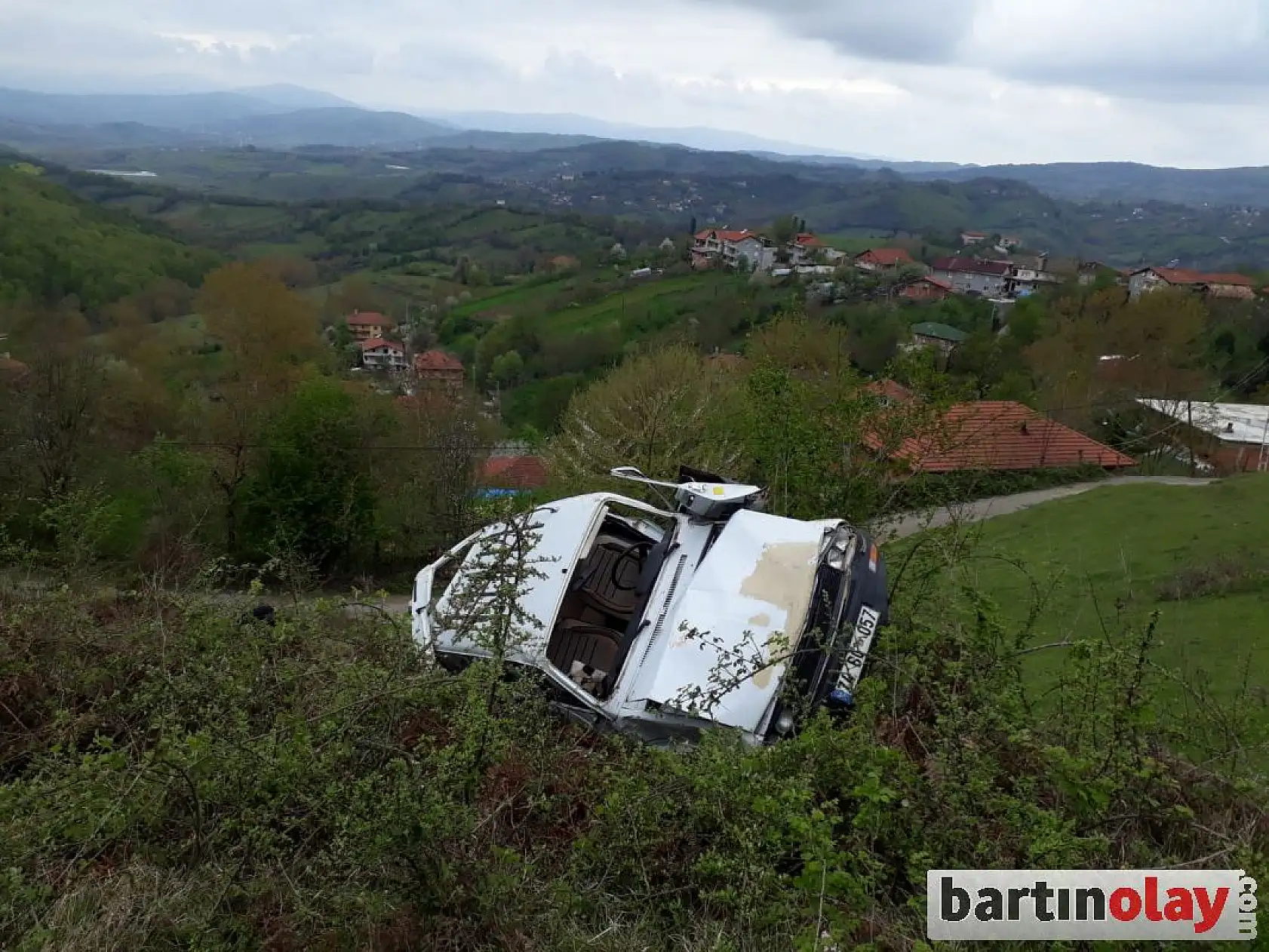 Baba oğul uçuruma yuvarlandı