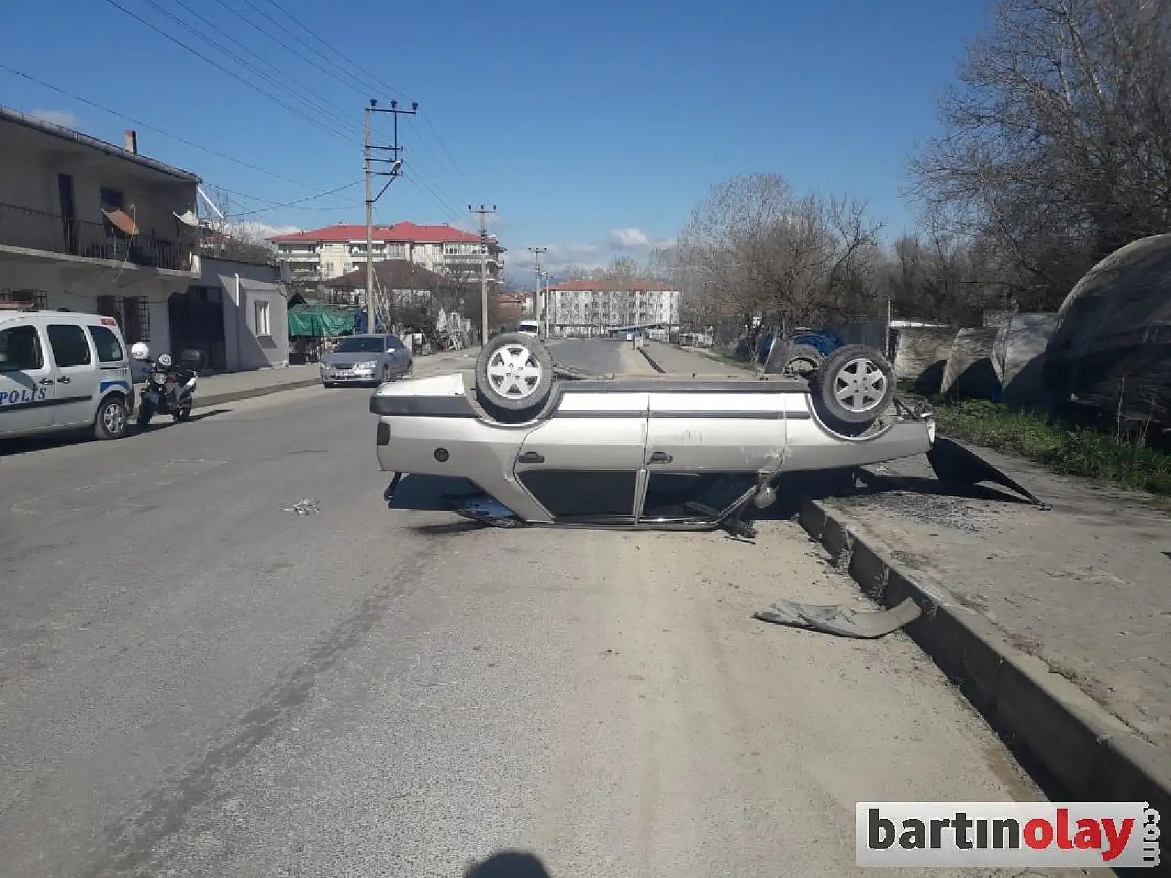 Bankete çarpan otomobil takla attı