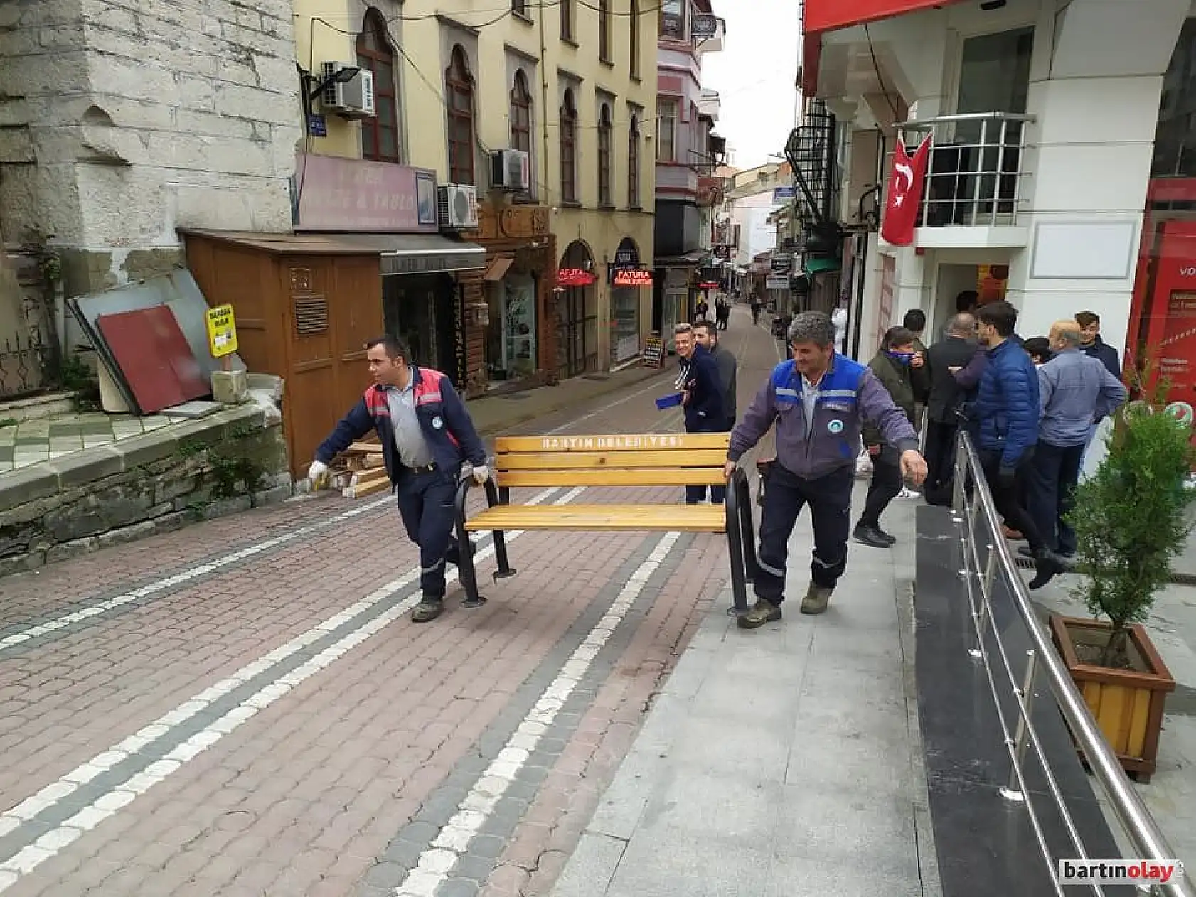 Banklar tek tek kaldırılıyor