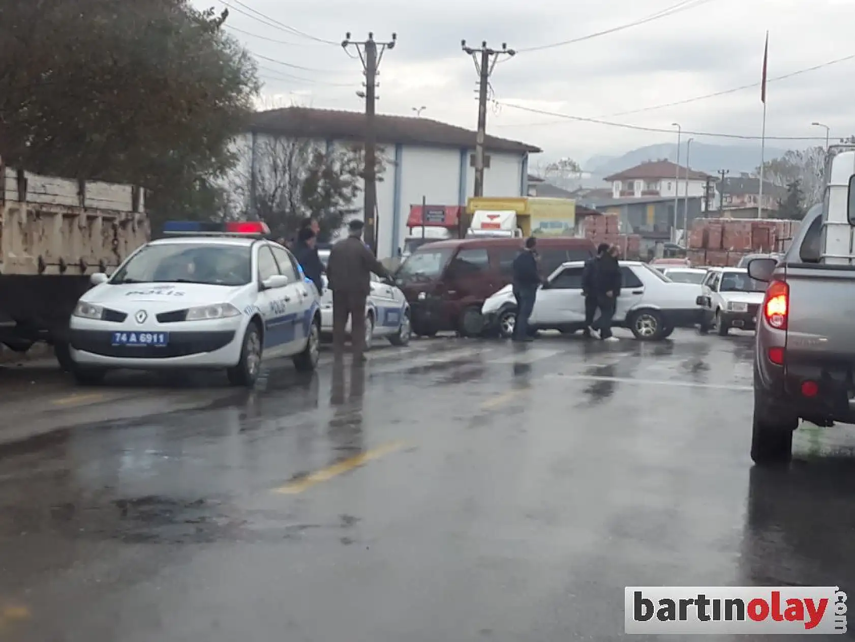 Bartın'da 3 araç çarpıştı