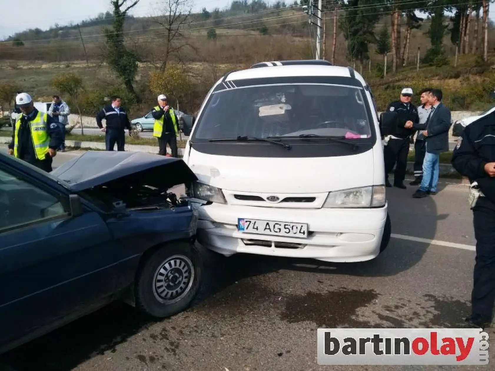 Bartın'da kaza, bariyerlere çarptı