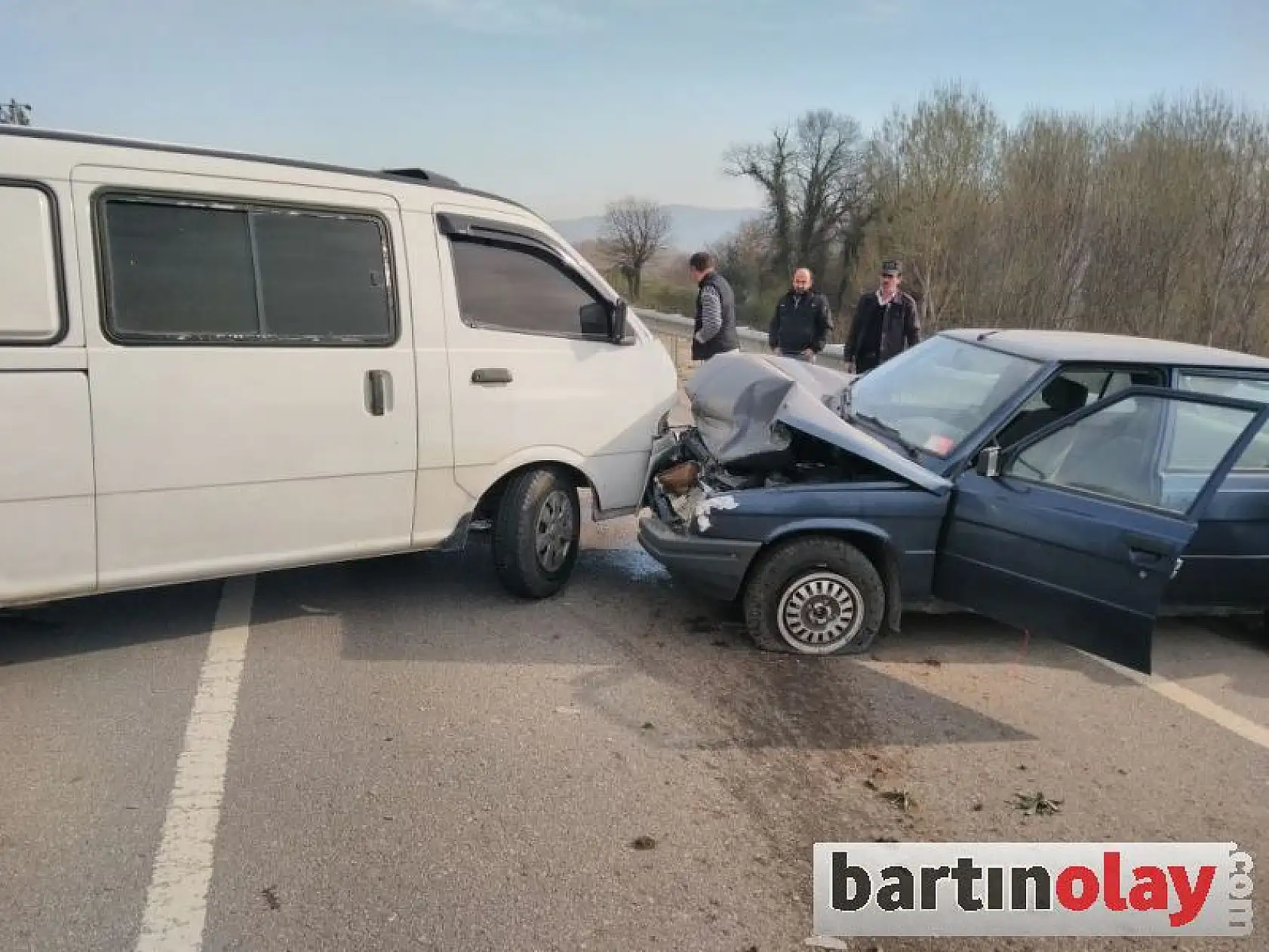 Bartın'da kaza, bariyerlere çarptı