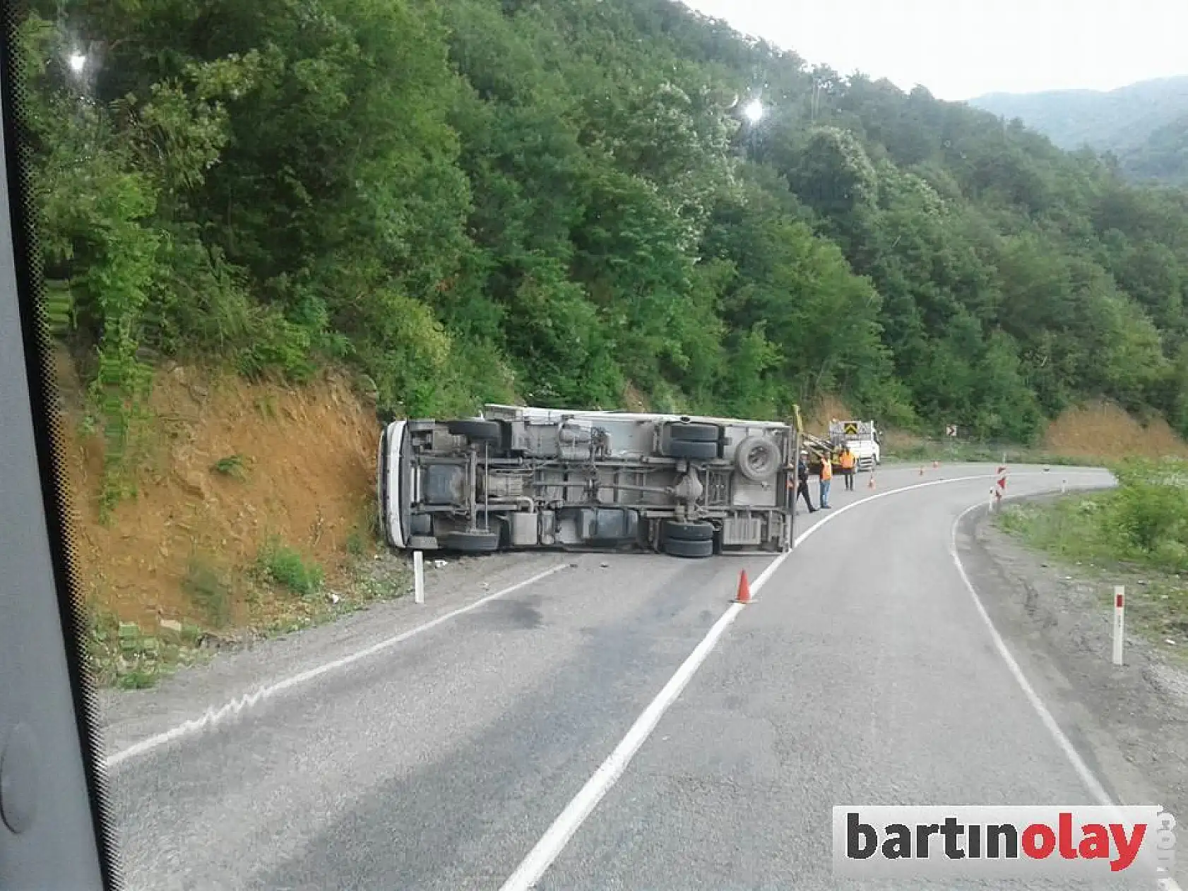 Bartın Karabük yolunda kamyon devrildi