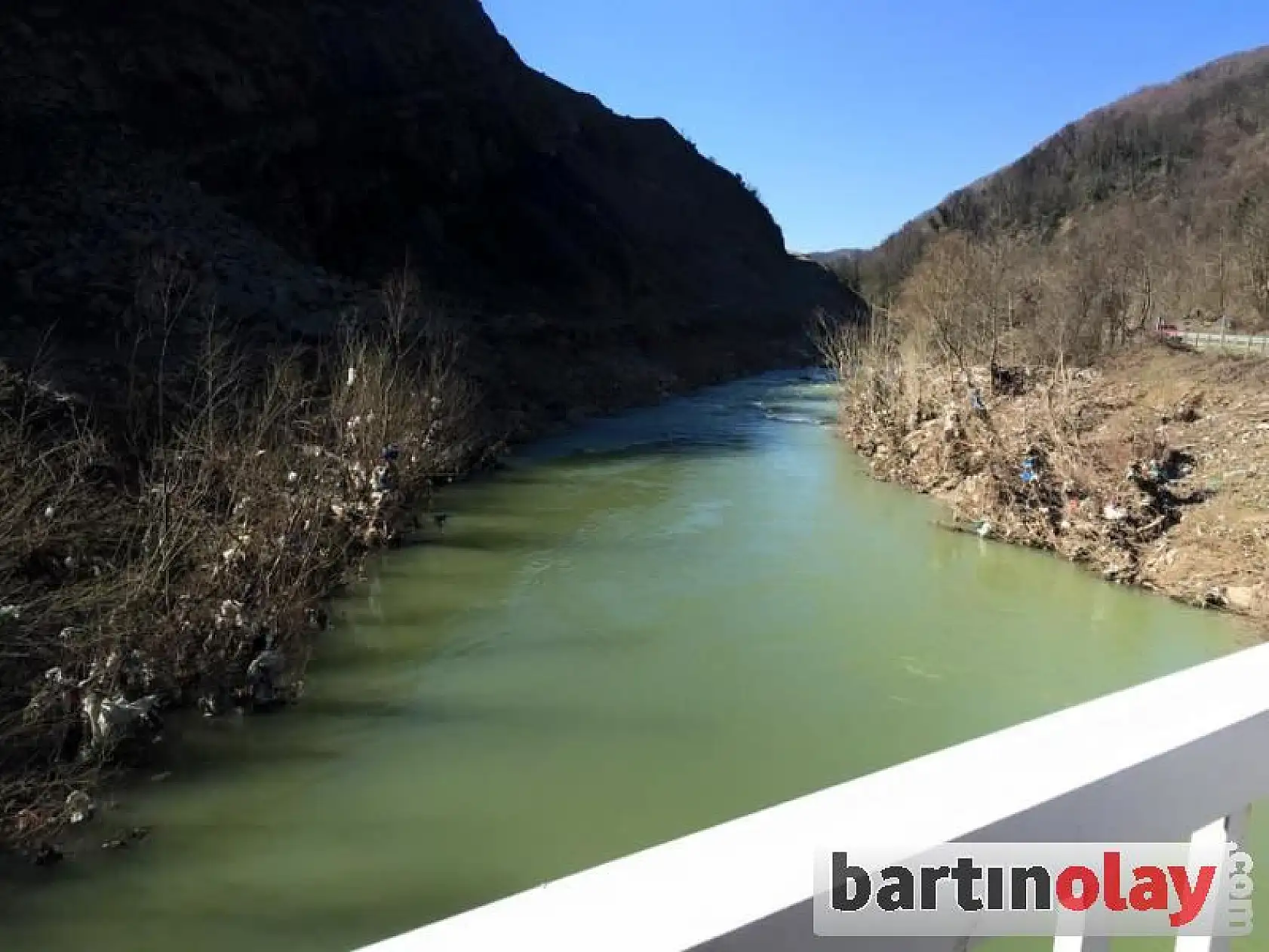 Ana yol kenarı çöplüğe döndü