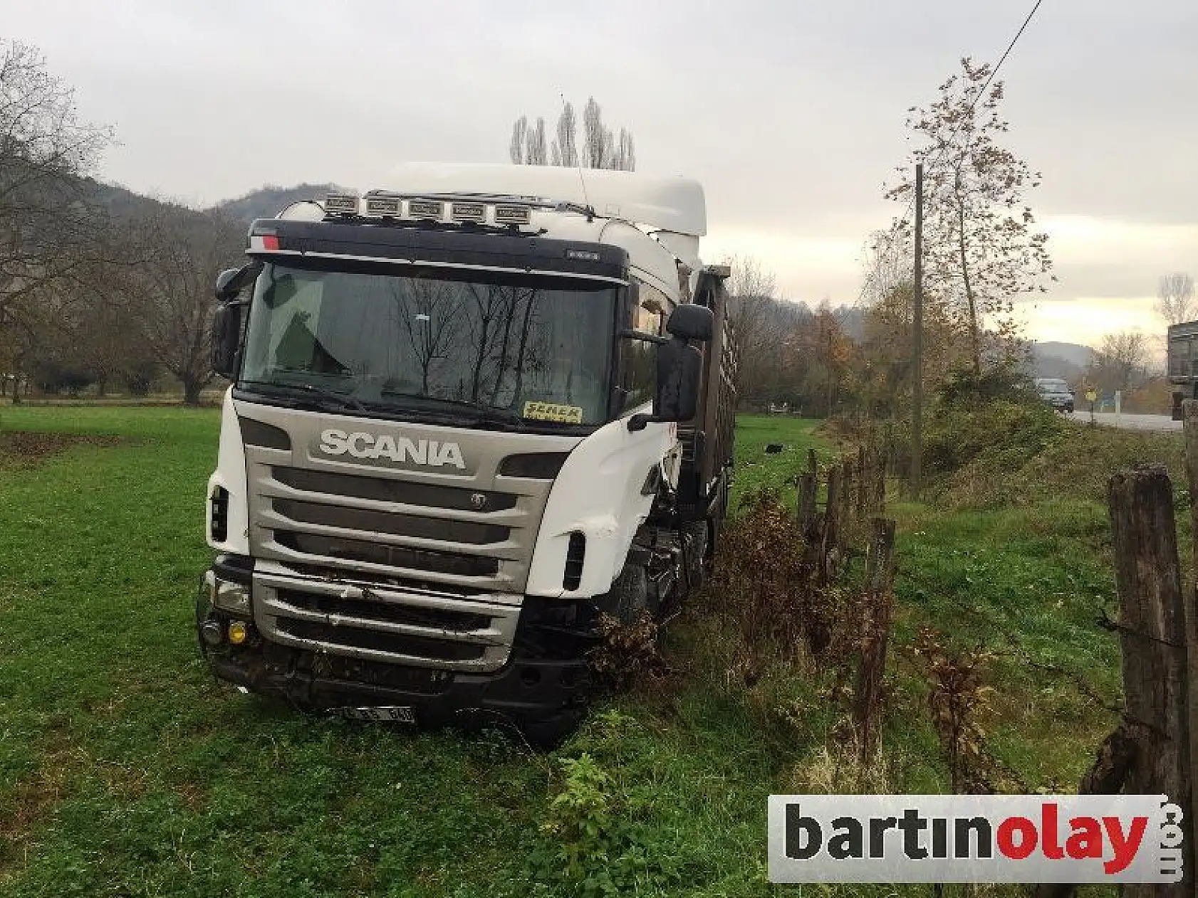 Minibüs ile tır çarpıştı: 2 yaralı