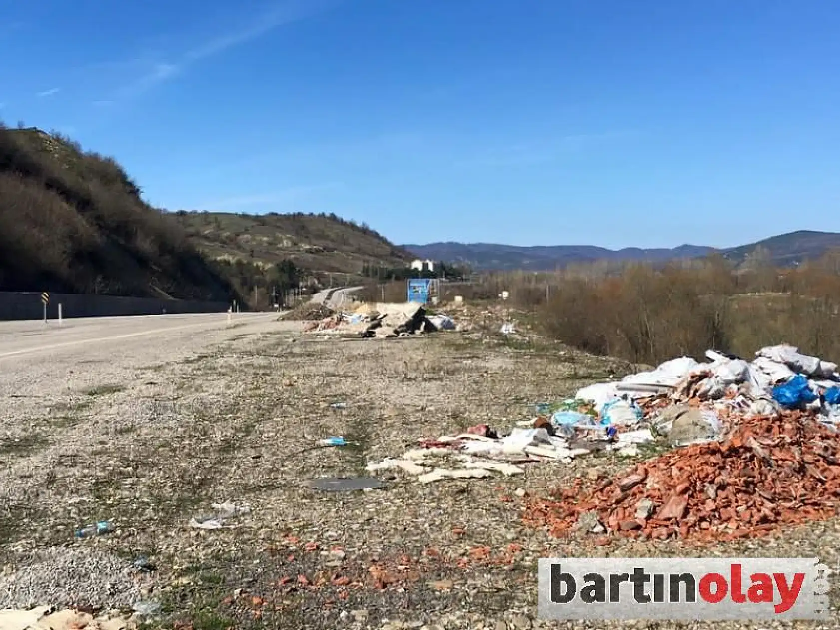 Ana yol kenarı çöplüğe döndü