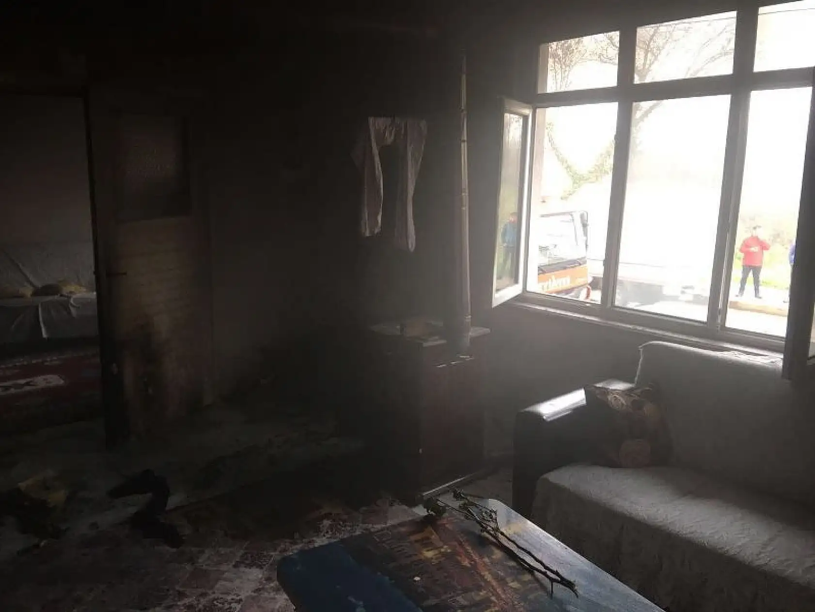 Benzin dökülen soba patladı: 3 yaralı