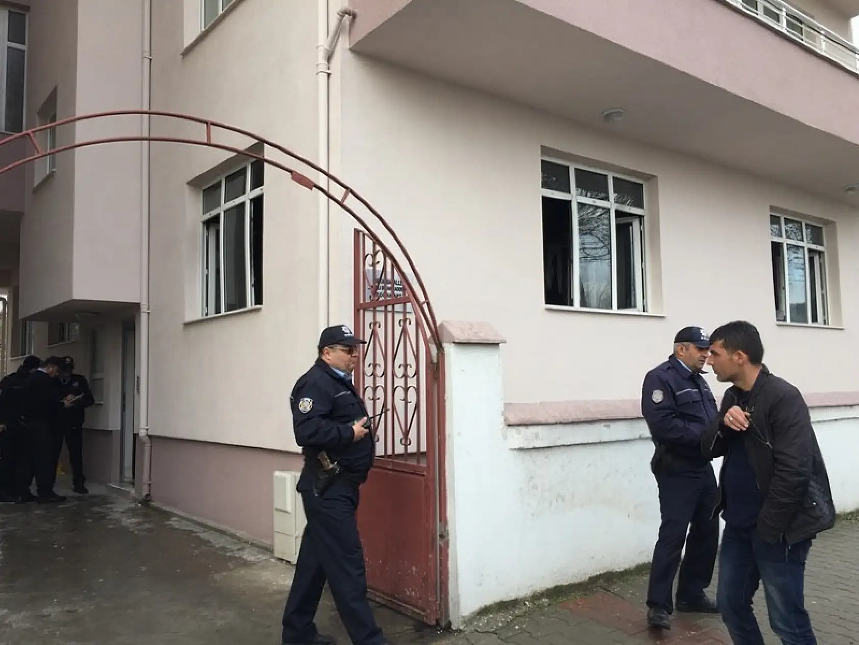 Benzin dökülen soba patladı: 3 yaralı