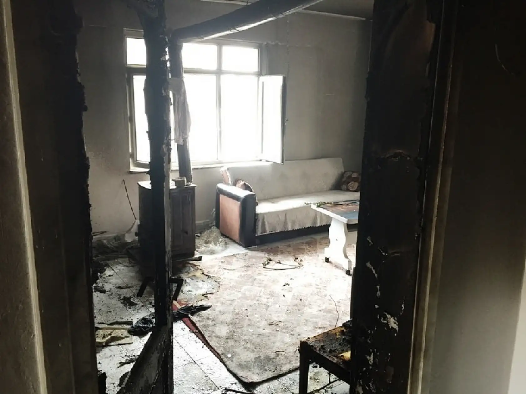 Benzin dökülen soba patladı: 3 yaralı