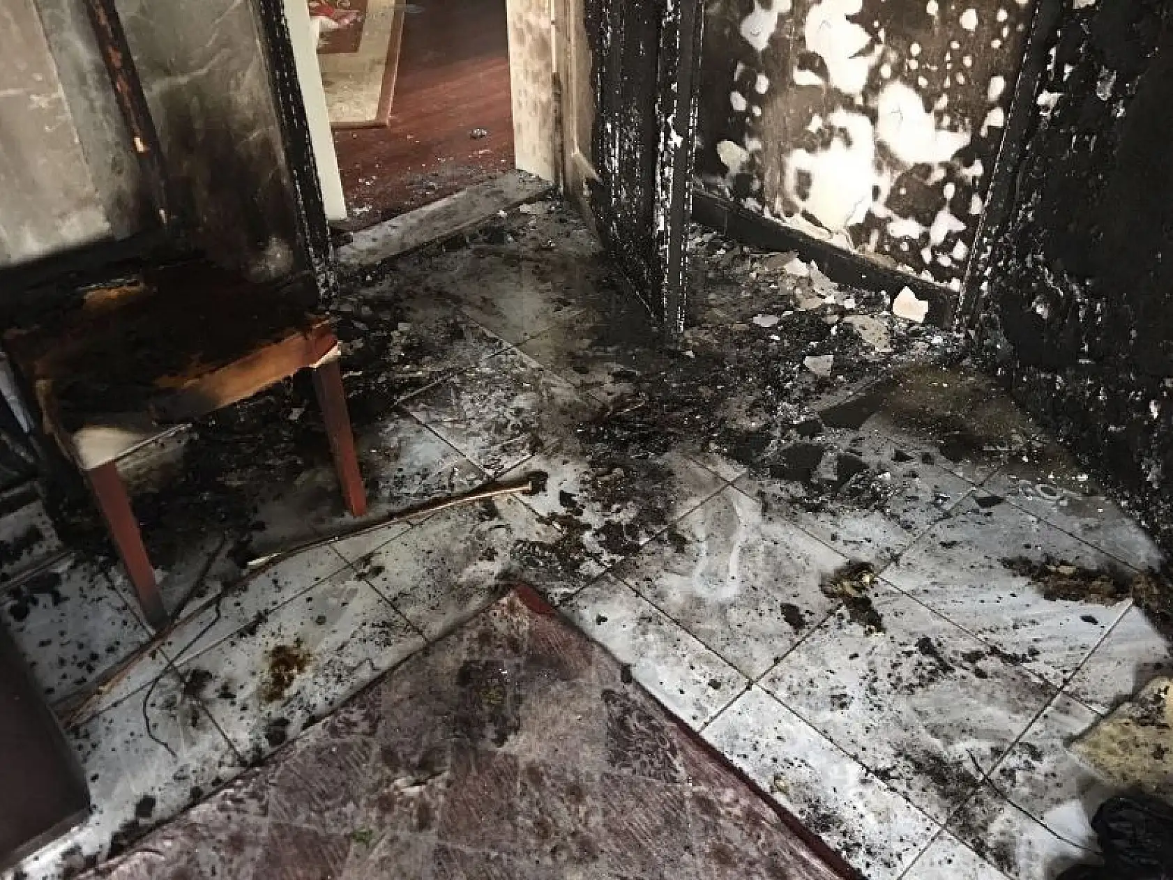 Benzin dökülen soba patladı: 3 yaralı