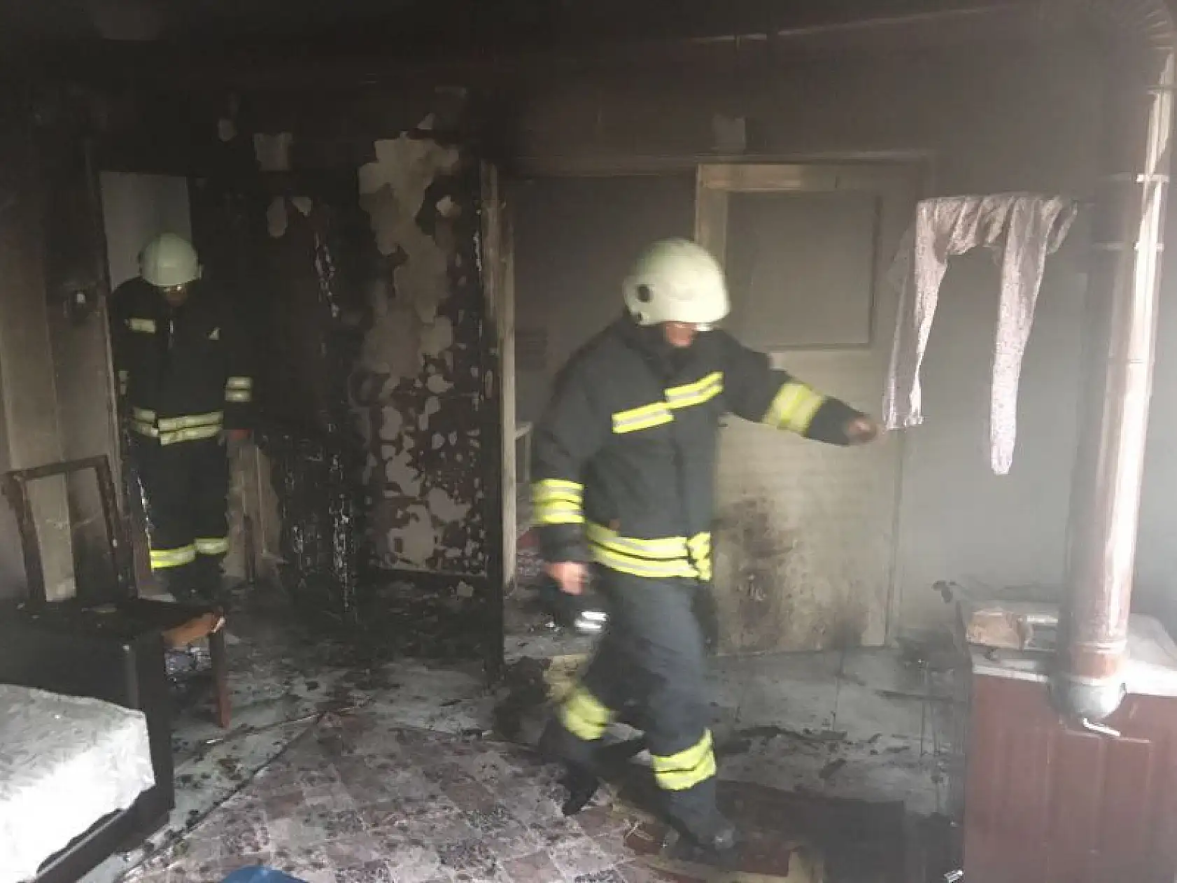 Benzin dökülen soba patladı: 3 yaralı