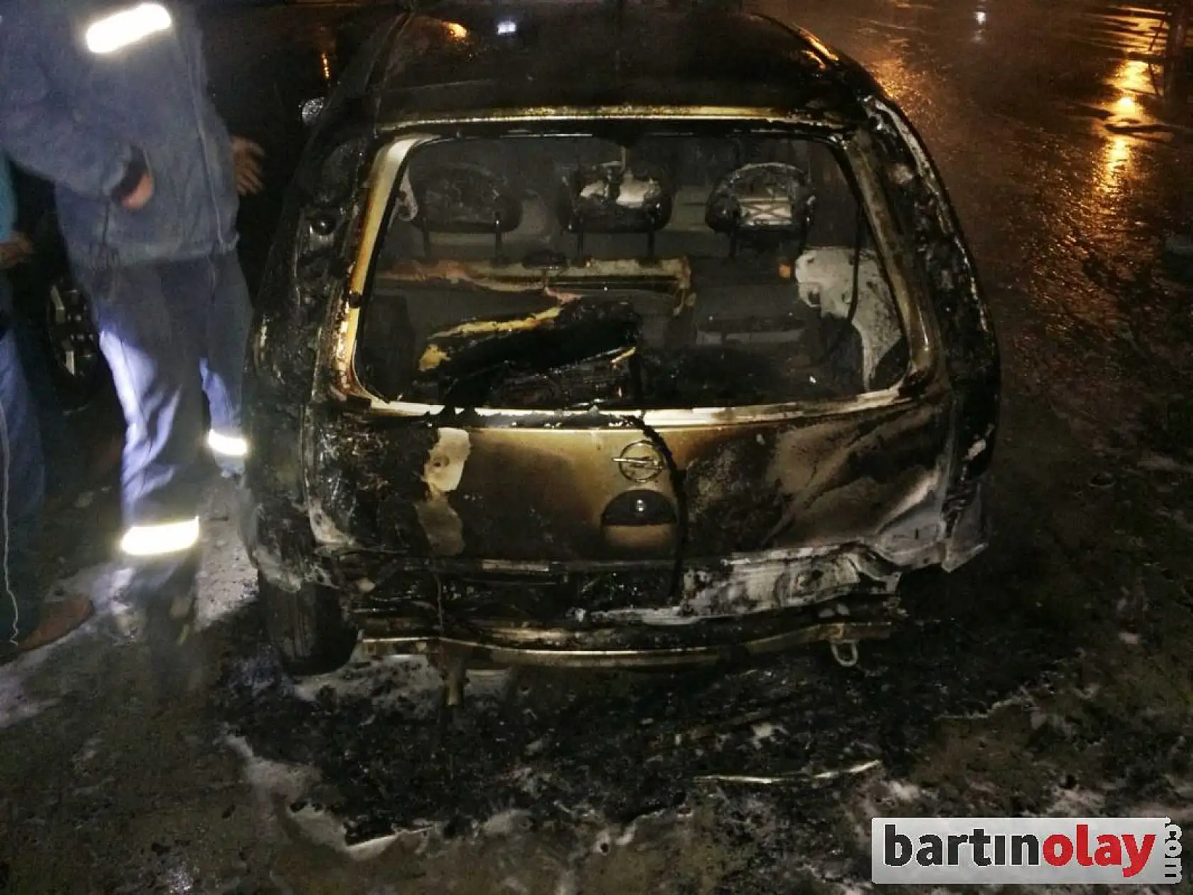 Benzin döküp ateşe verdi