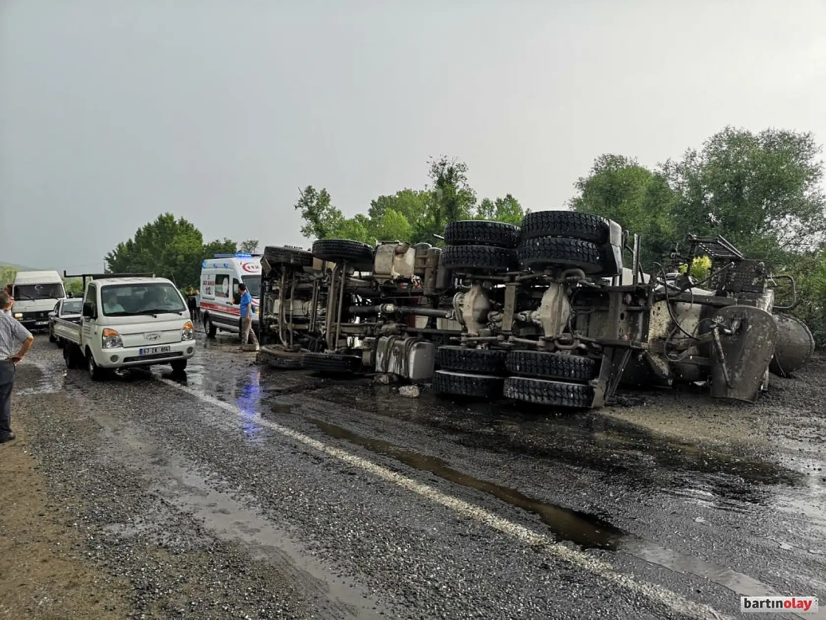 Beton mikseri devrildi