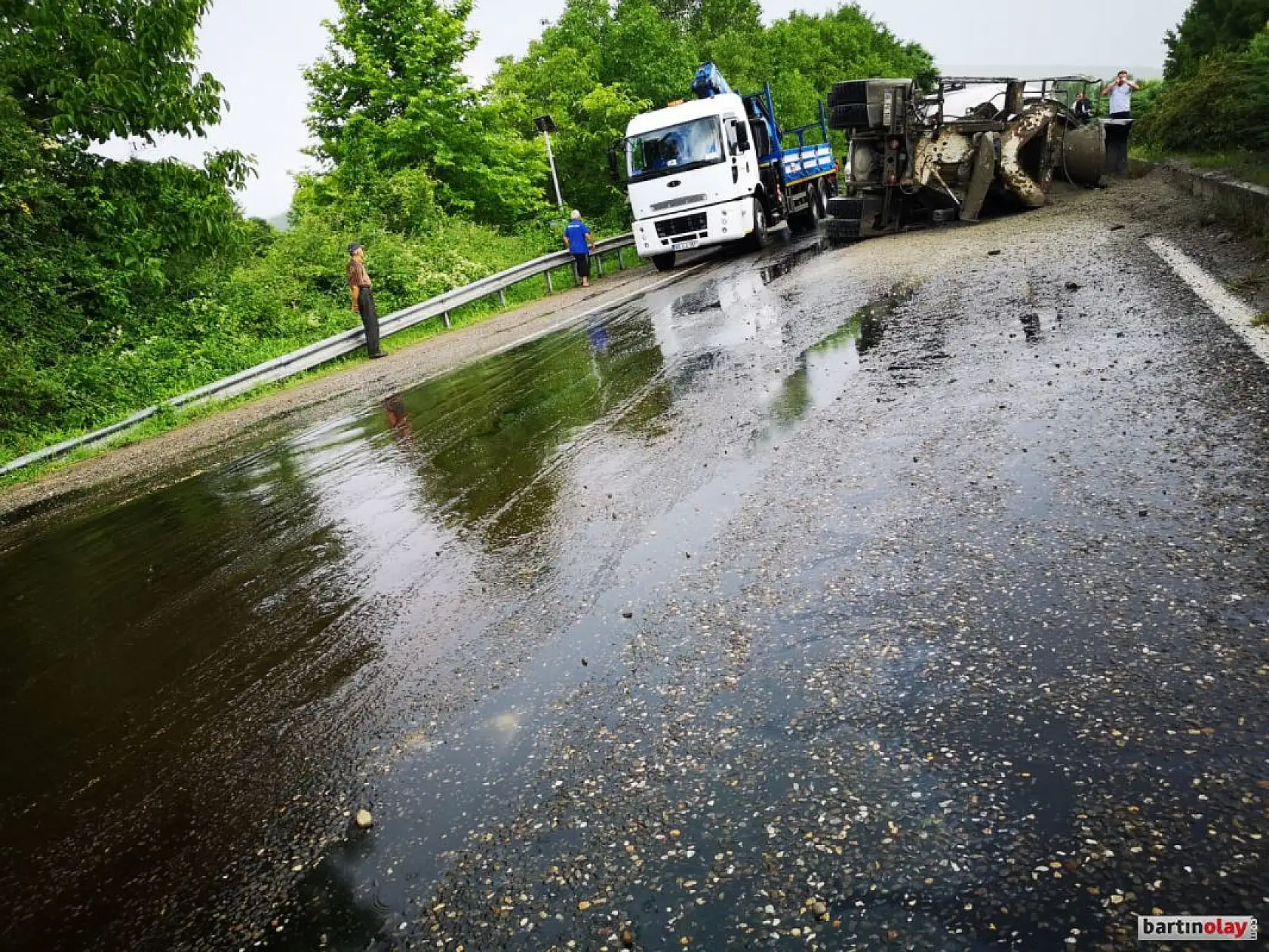 Beton mikseri devrildi