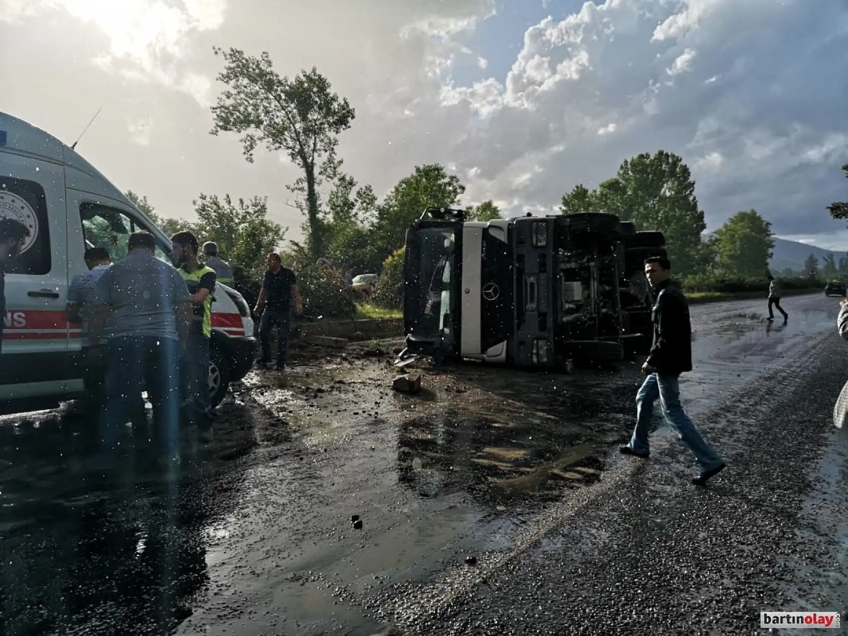 Beton mikseri devrildi