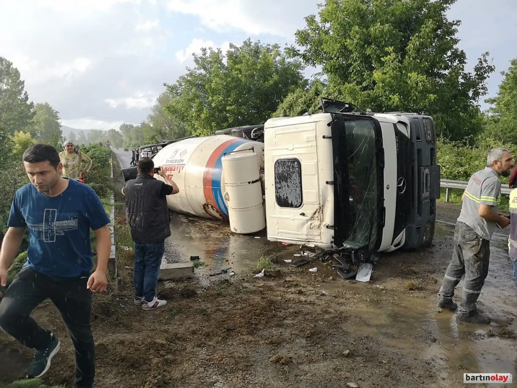 Beton mikseri devrildi