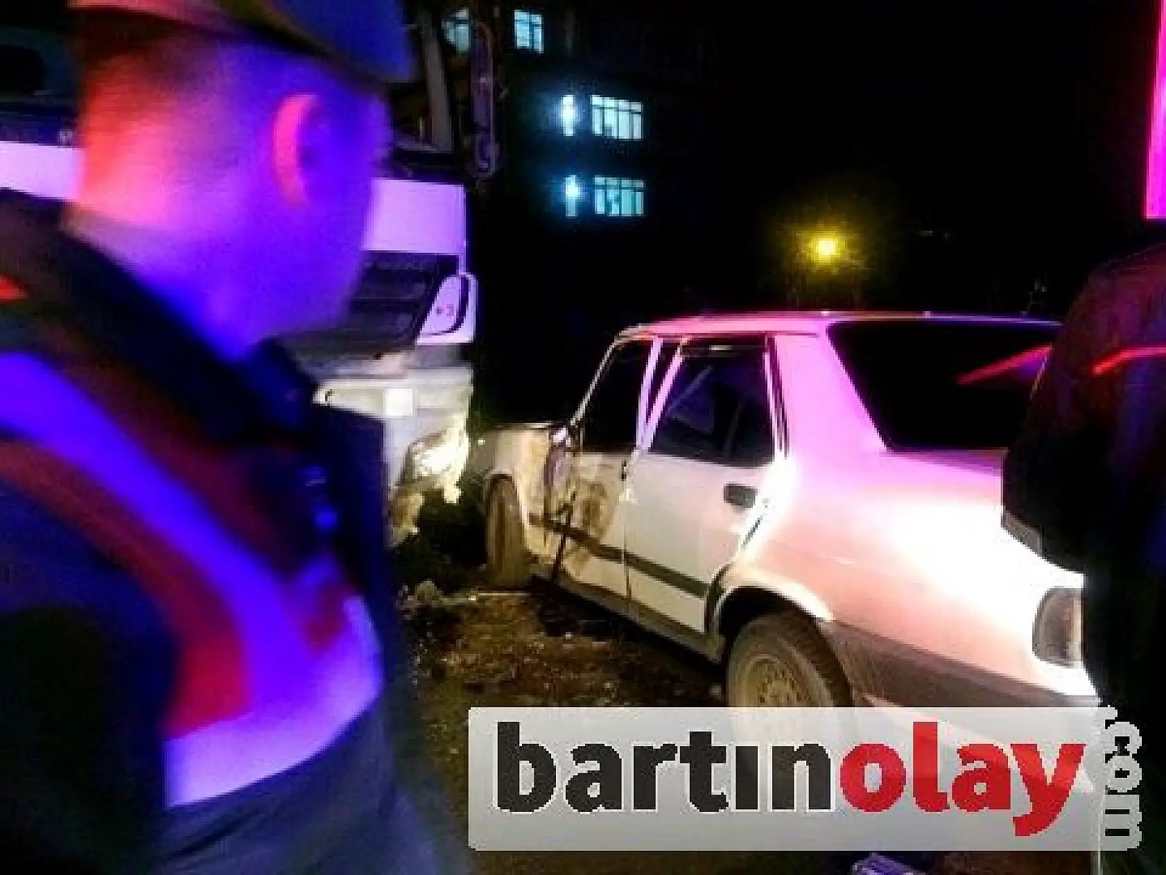 Beton mikseri otomobil ile çarpıştı