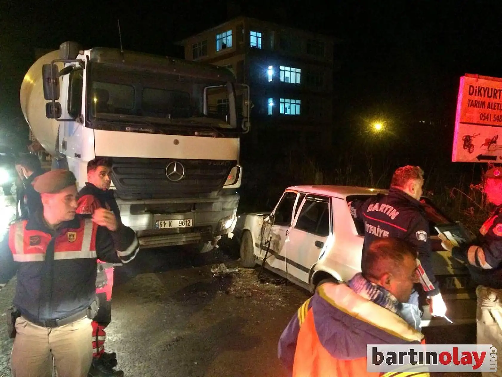 Beton mikseri otomobil ile çarpıştı