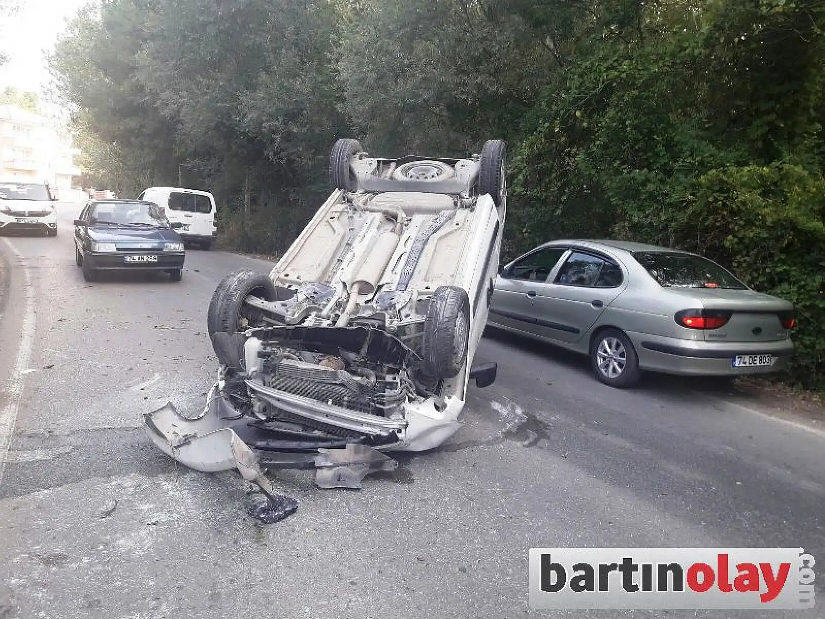 Kontrolden çıkan araç ters döndü