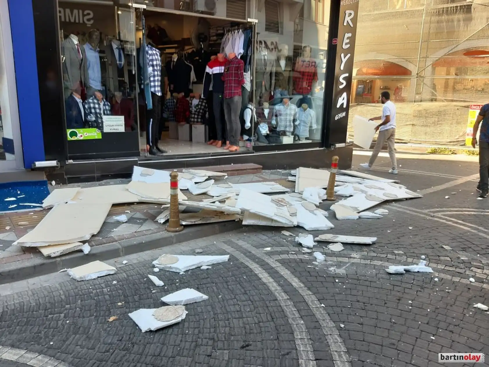 Binadan kopan parçalar kaldırıma düştü