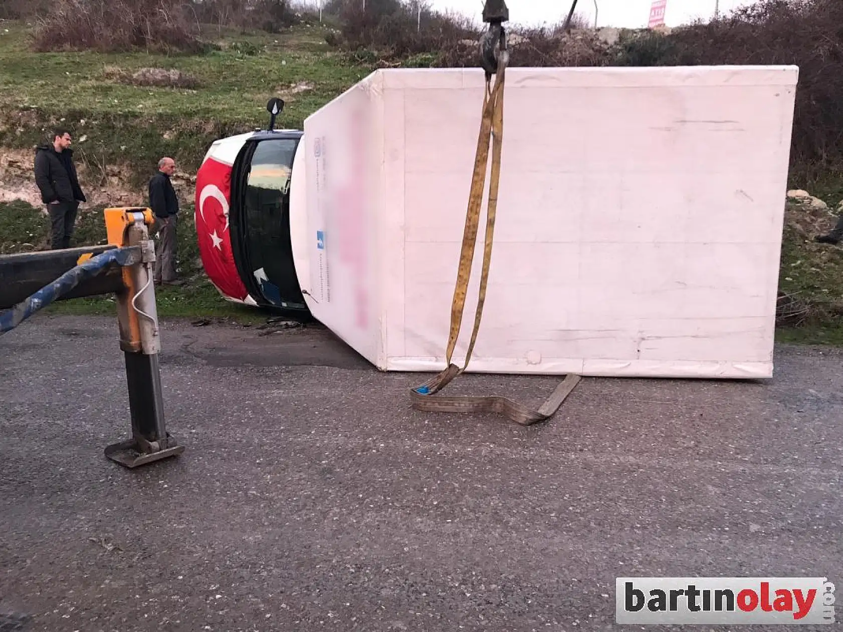 Biri şarampole uçtu, diğeri devrildi