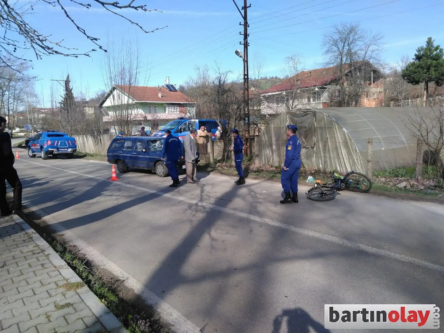 Bisikletli yaşlı adama araba çarptı