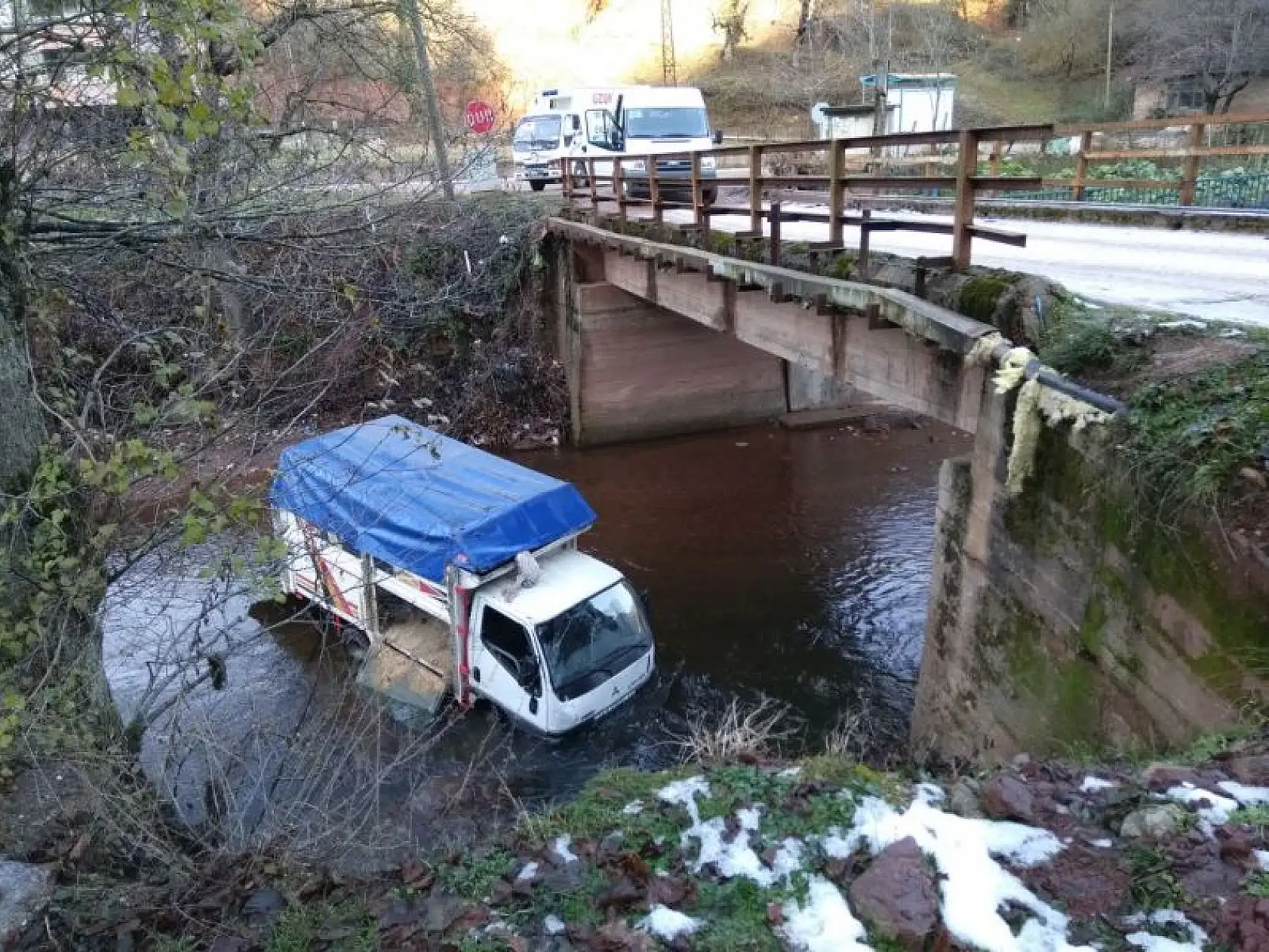 Buzda kayan Kamyonet dereye uçtu