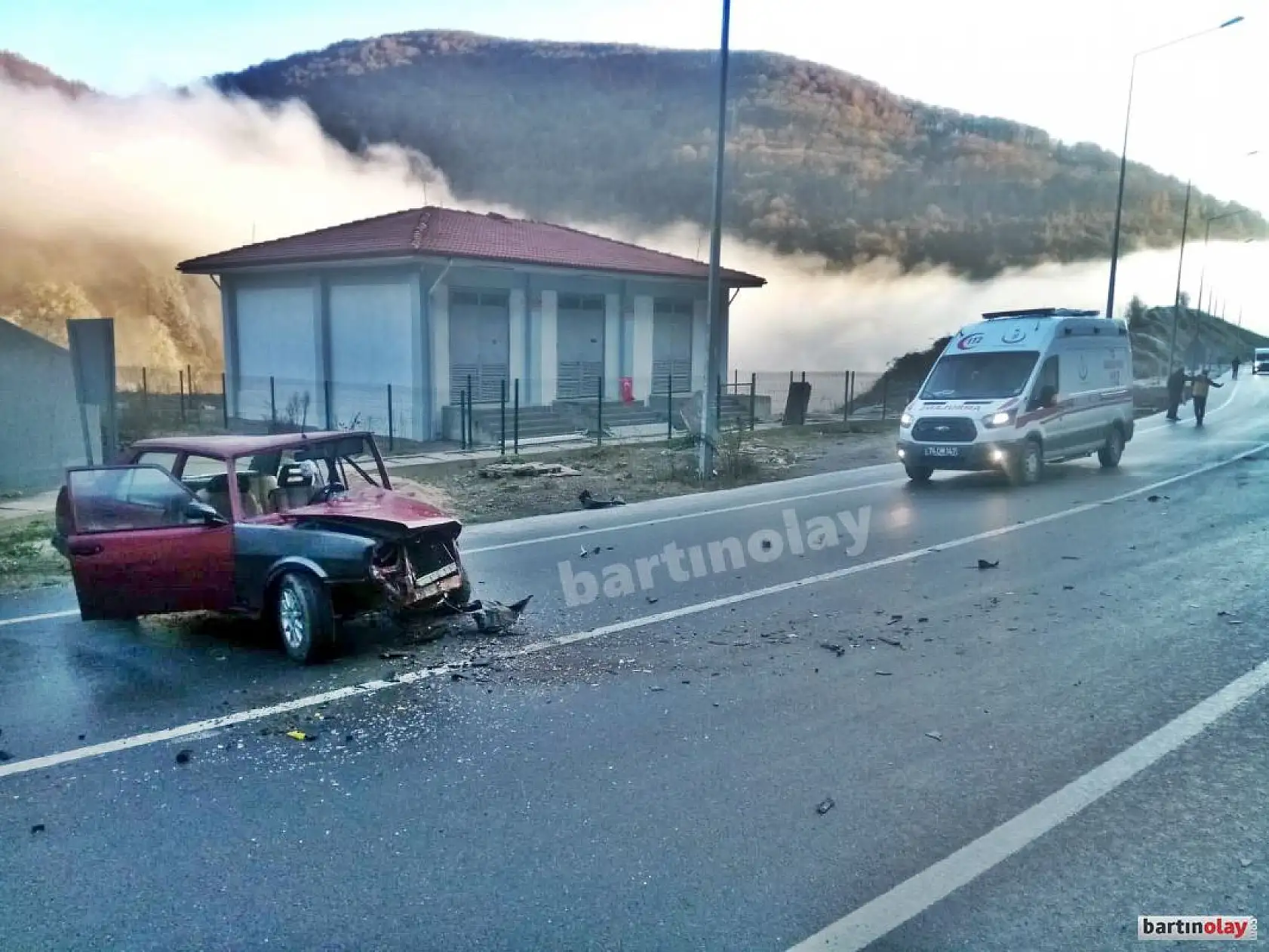 Buzlanan yolda duvara çarptı