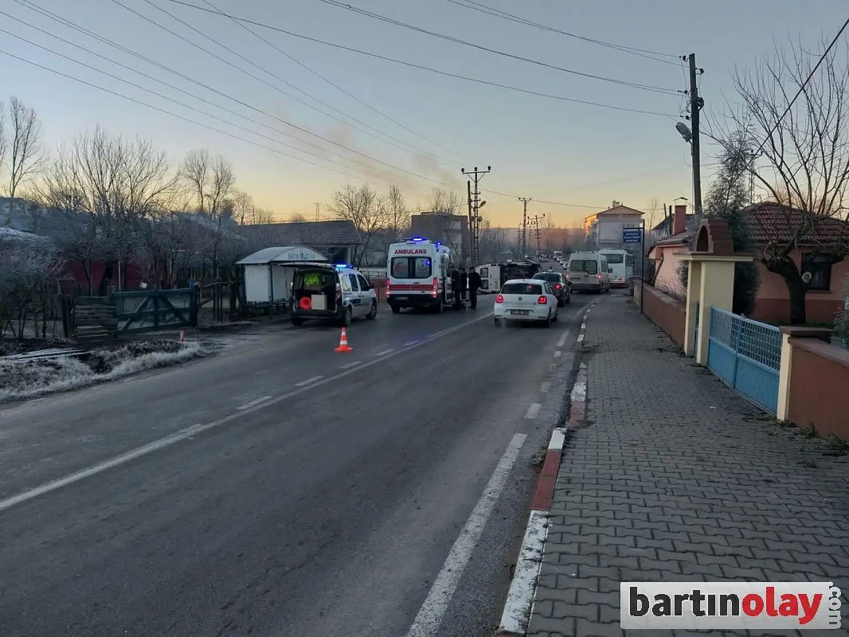 Buzlu yolda kayan minibüs devrildi