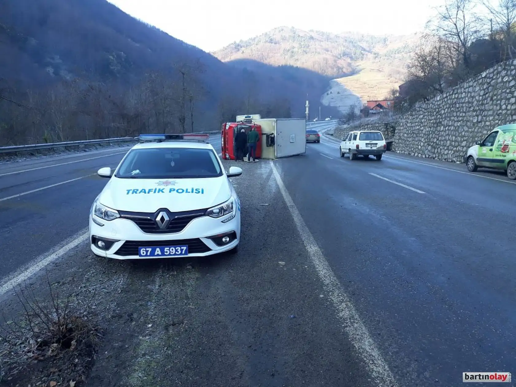 Buzlu yollarda 3 kaza, 13 yaralı