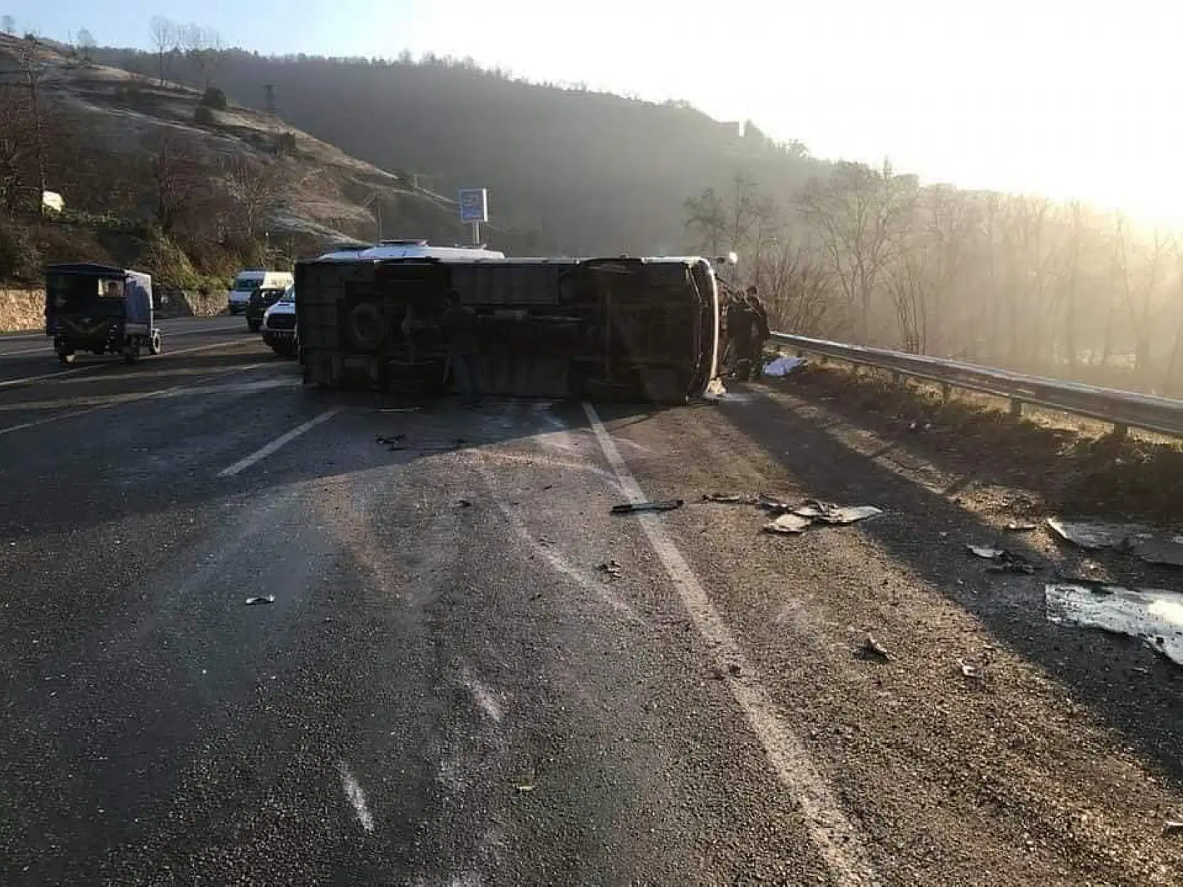 Buzlu yollarda 3 kaza, 13 yaralı