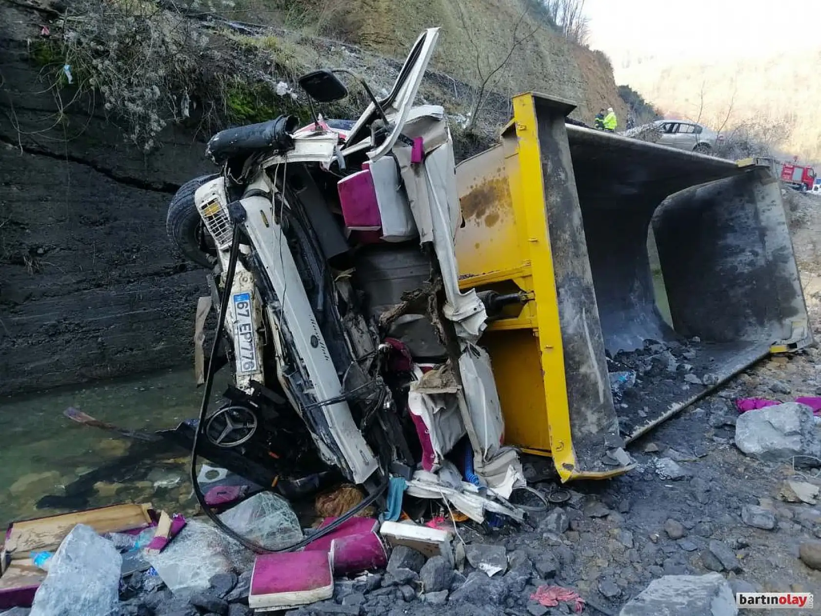 Buzlu yollarda 3 kaza, 13 yaralı