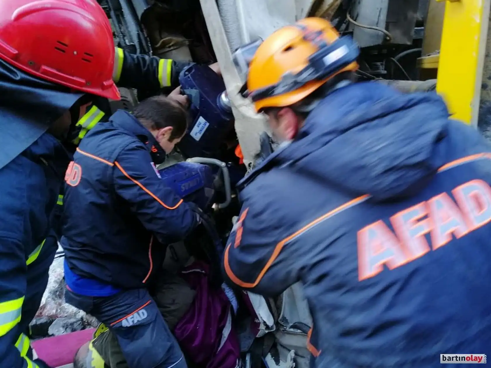 Buzlu yollarda 3 kaza, 13 yaralı