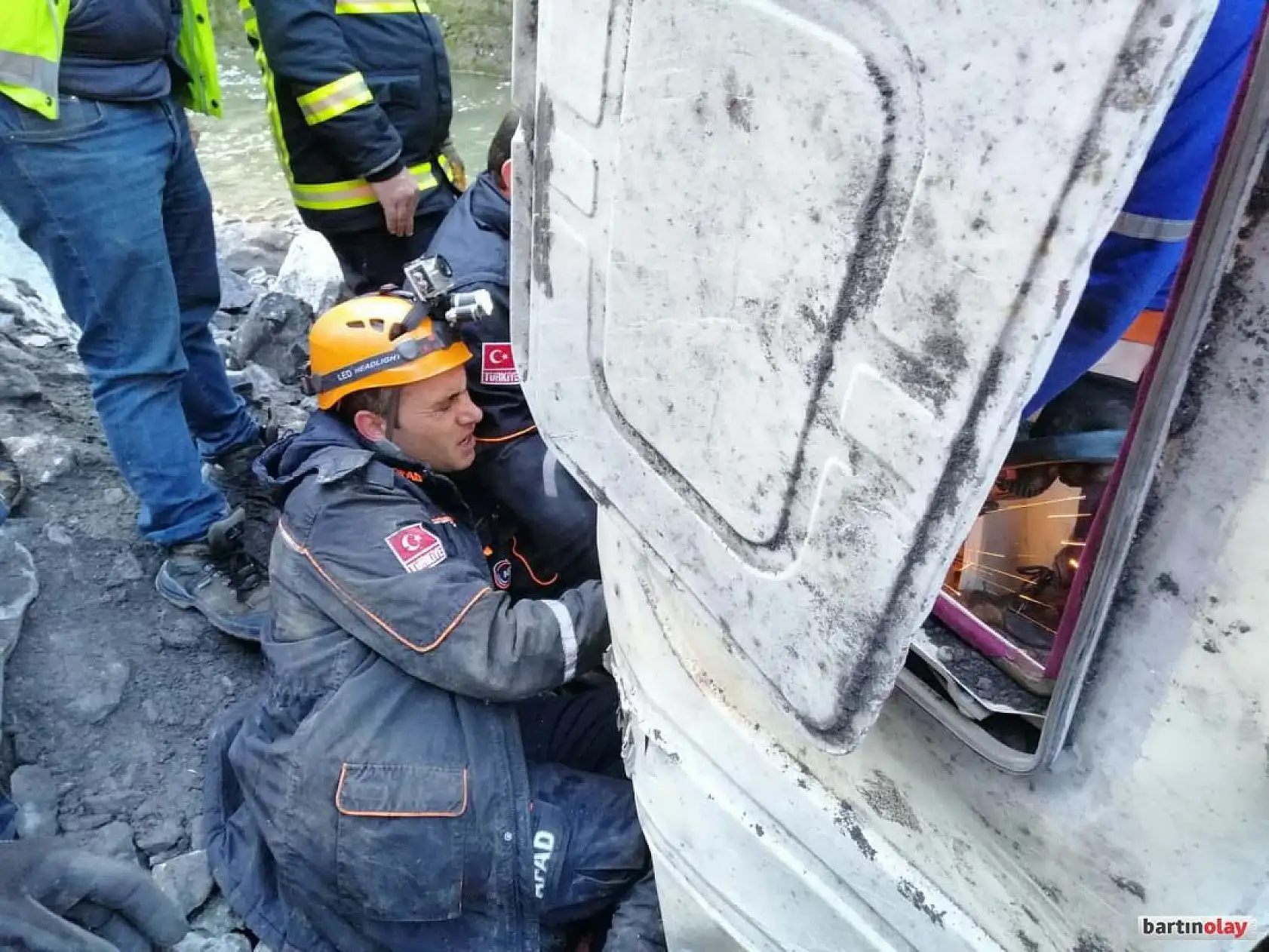 Buzlu yollarda 3 kaza, 13 yaralı