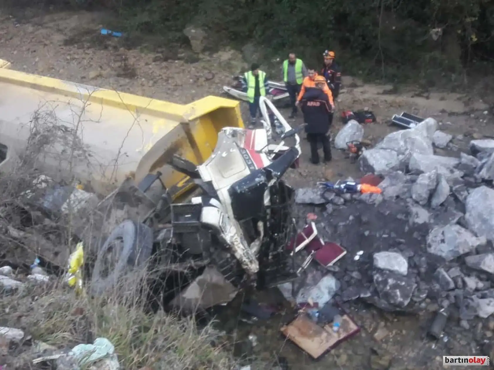 Buzlu yollarda 3 kaza, 13 yaralı