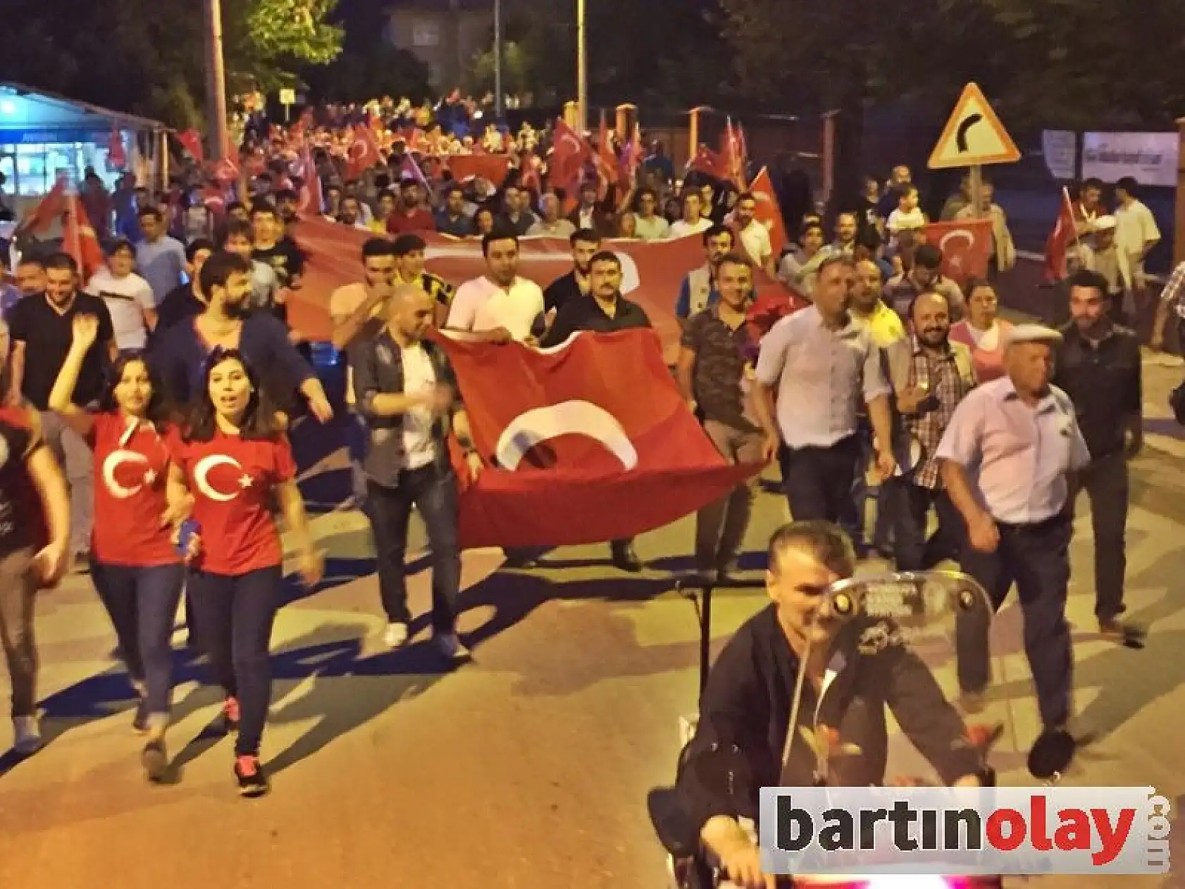 Ulus'ta yüzlerce kişi terörü lanetledi