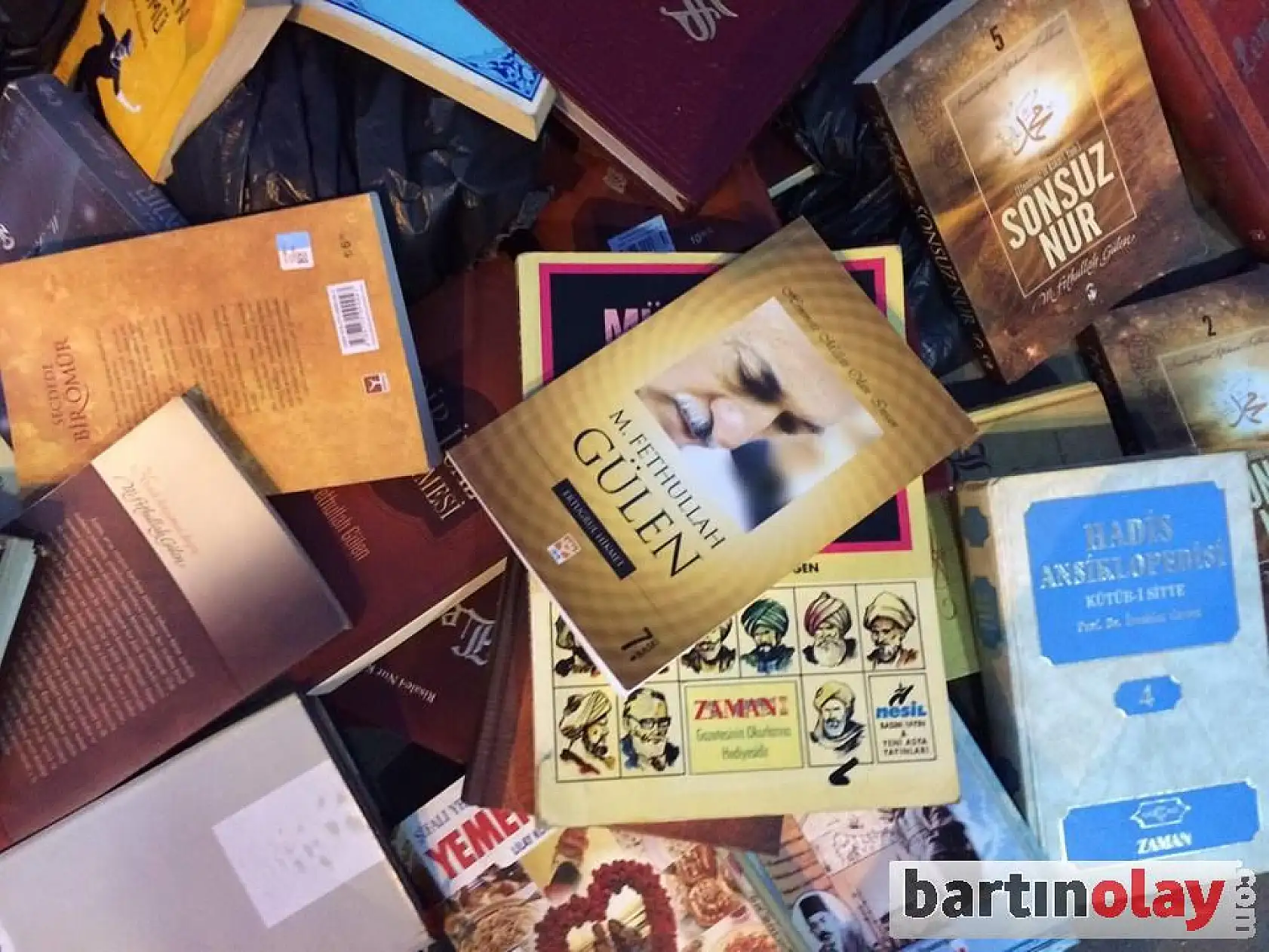 FETÖ'nün kitapları çöpe bırakıldı