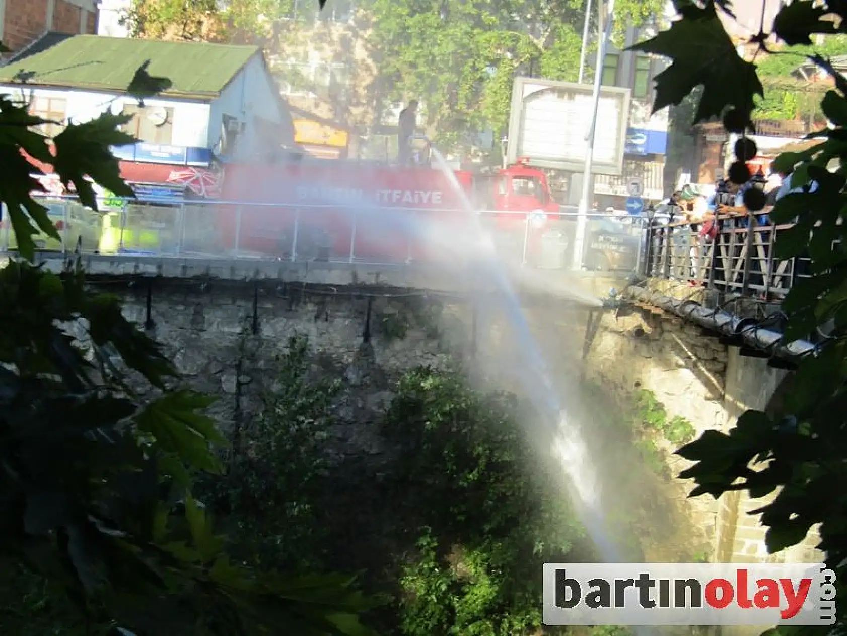 Irmağında balıklar can çekişiyor