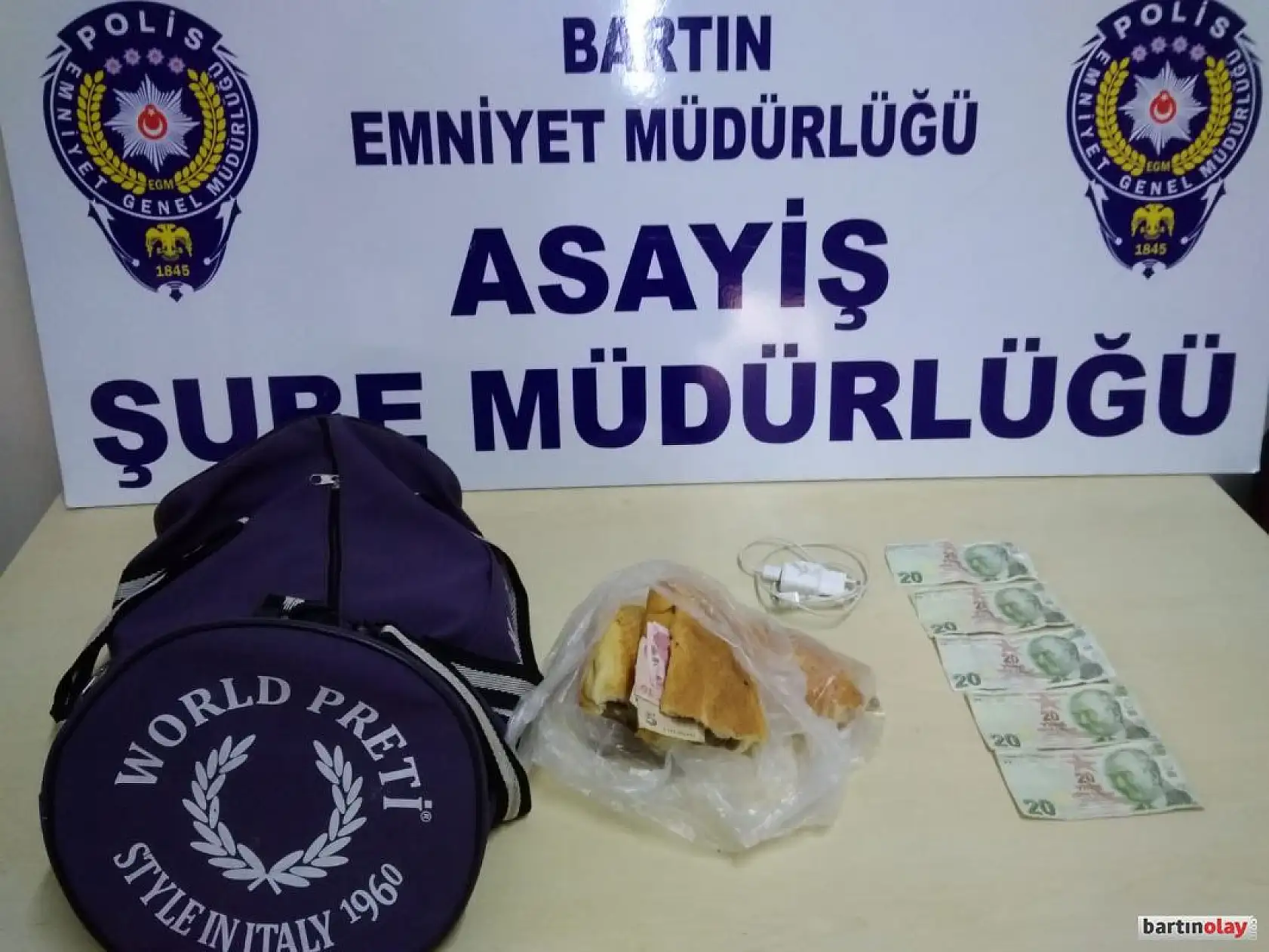 Çaldığı paraları ekmek arasına sakladı