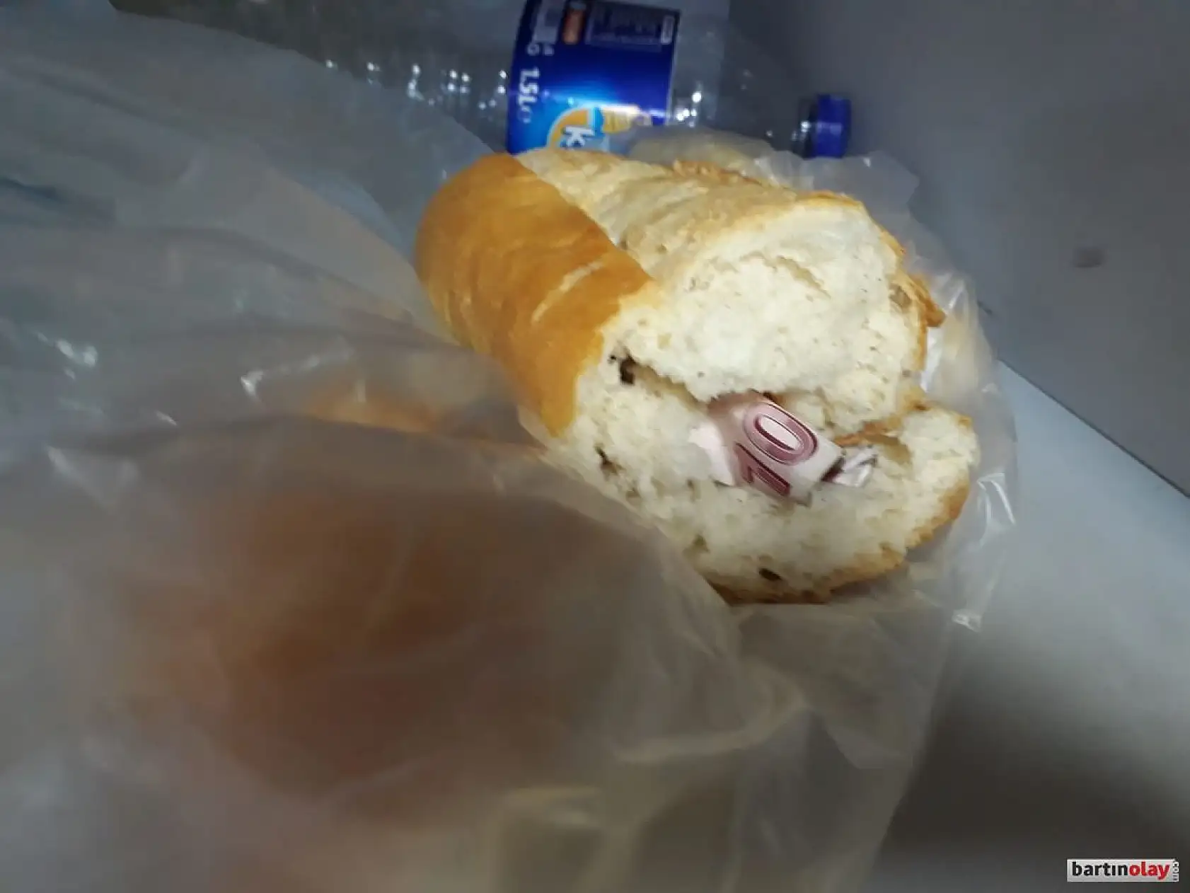 Çaldığı paraları ekmek arasına sakladı
