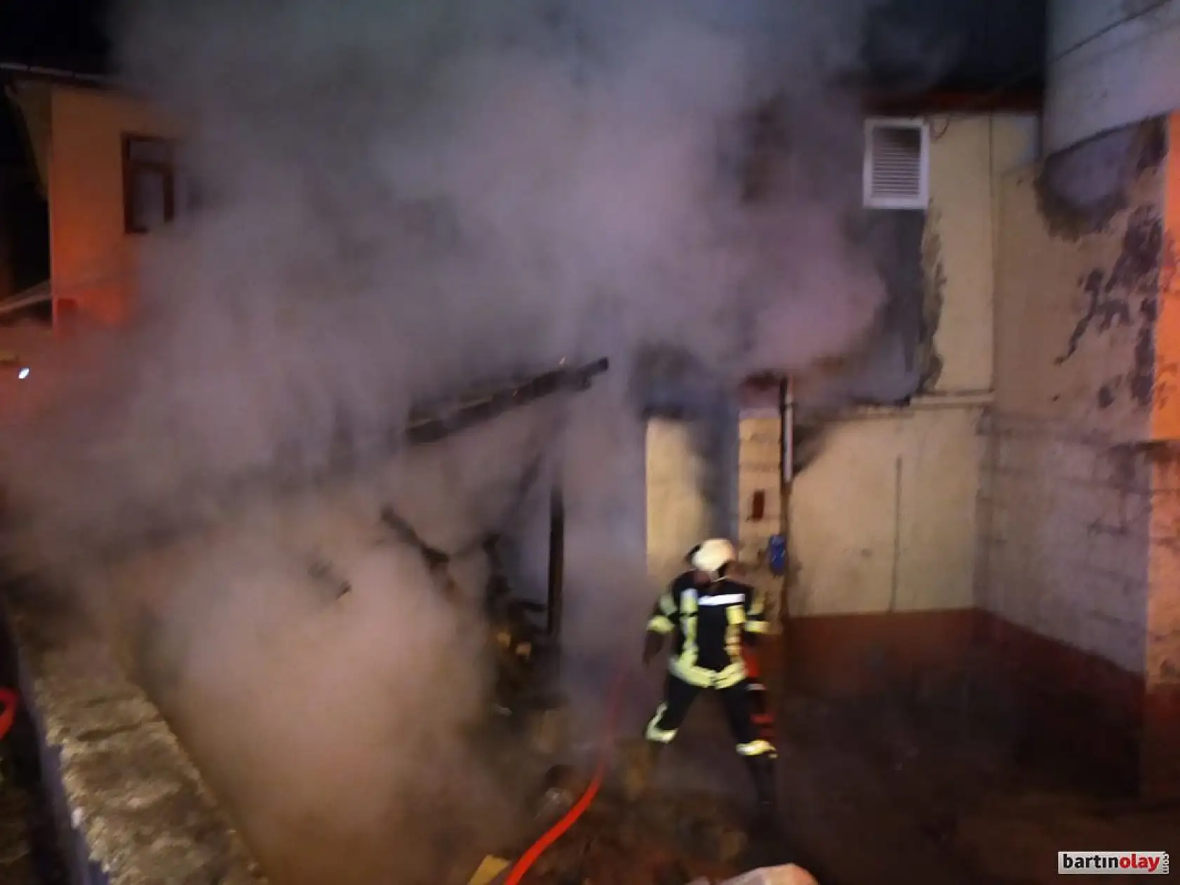 Camiden dumanlar yükseldi