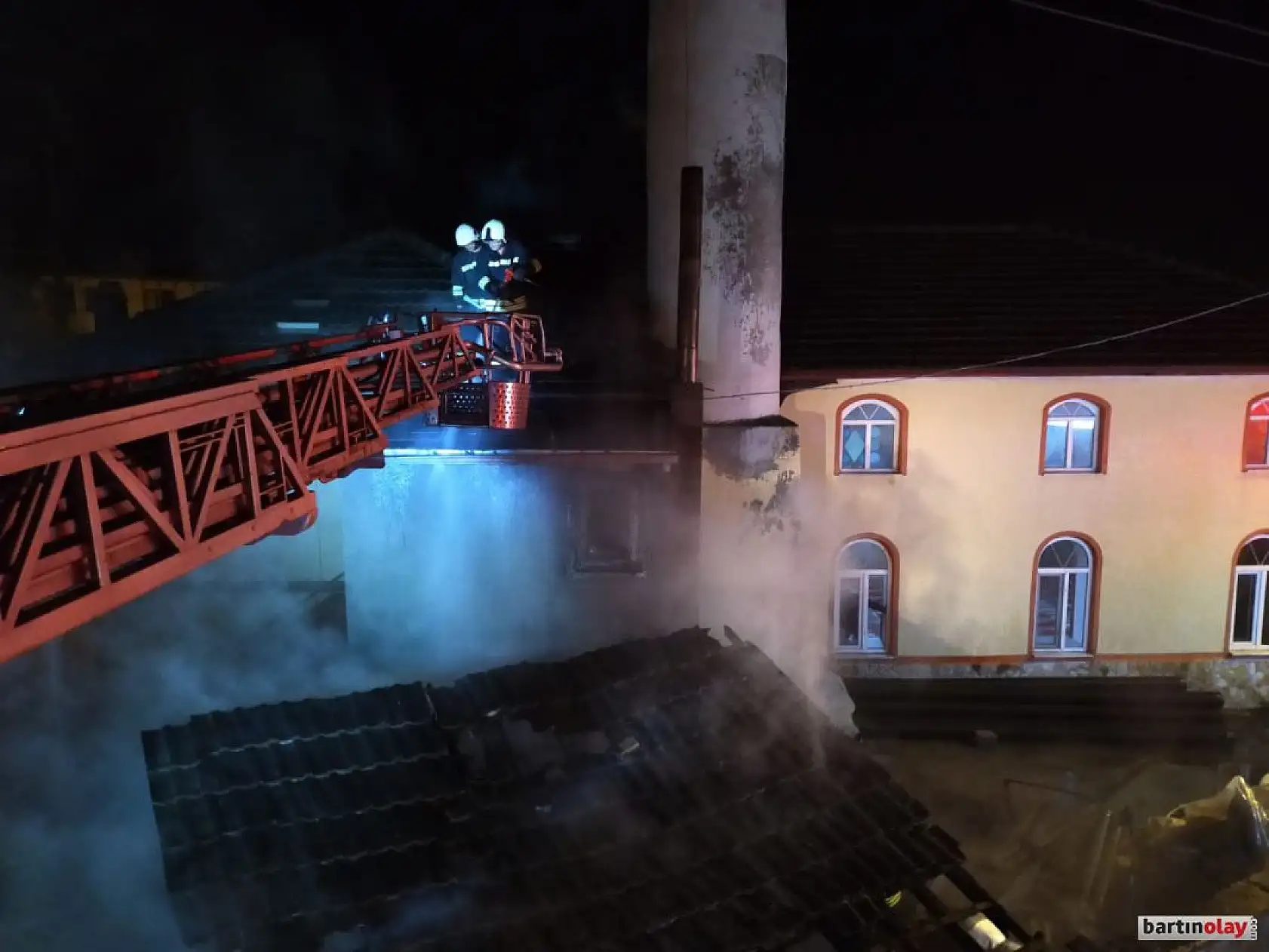 Camiden dumanlar yükseldi