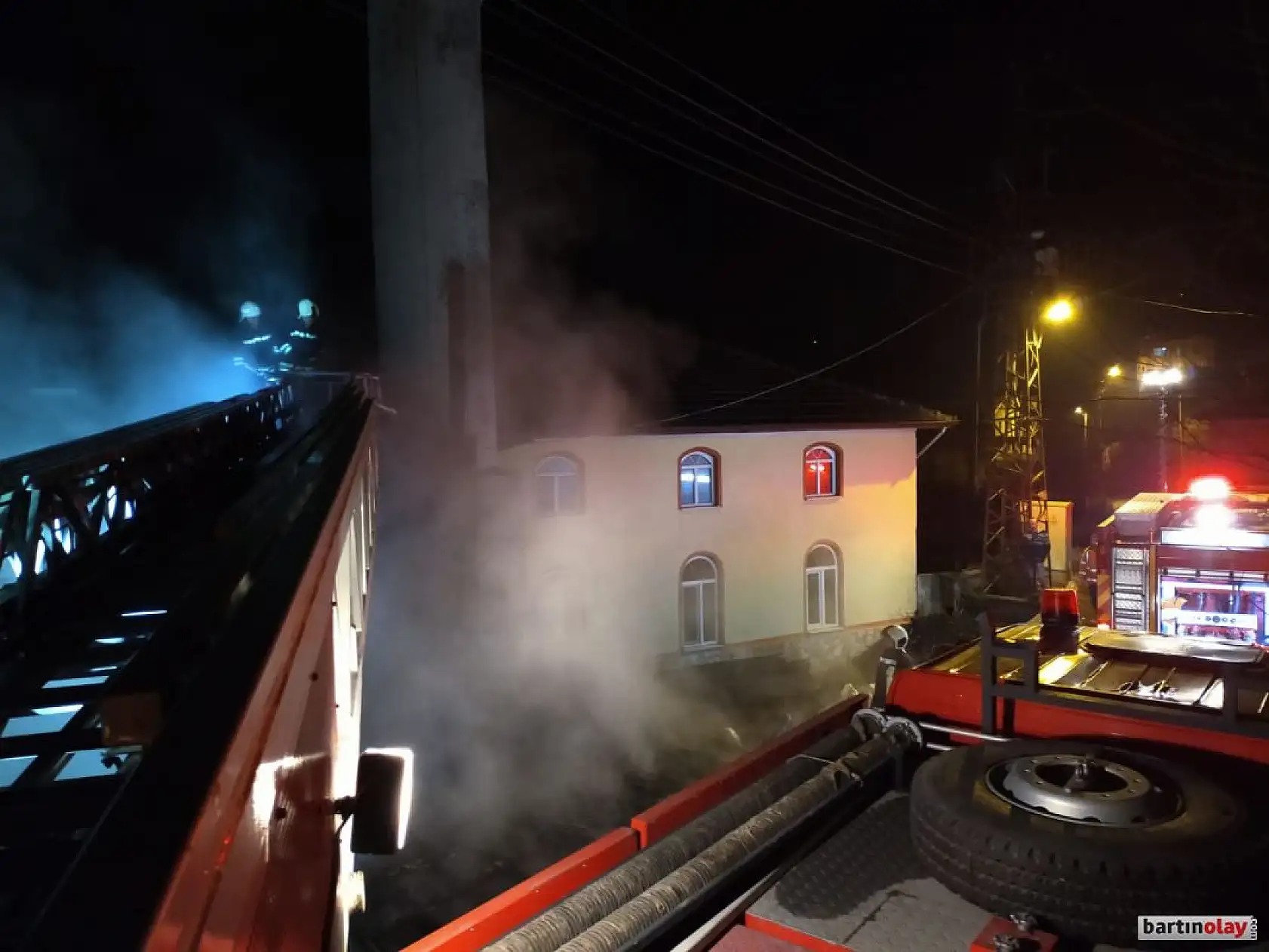 Camiden dumanlar yükseldi