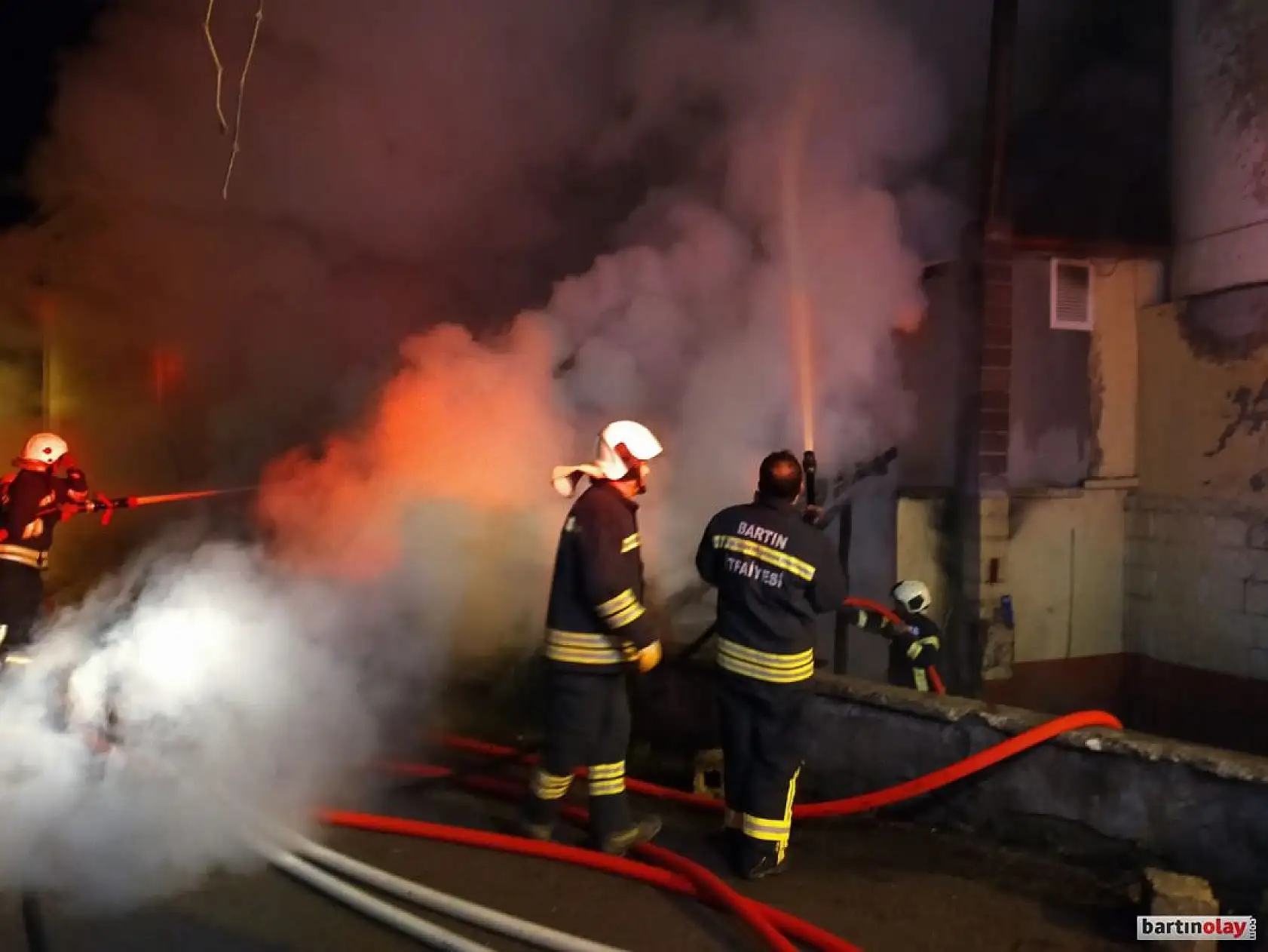 Camiden dumanlar yükseldi