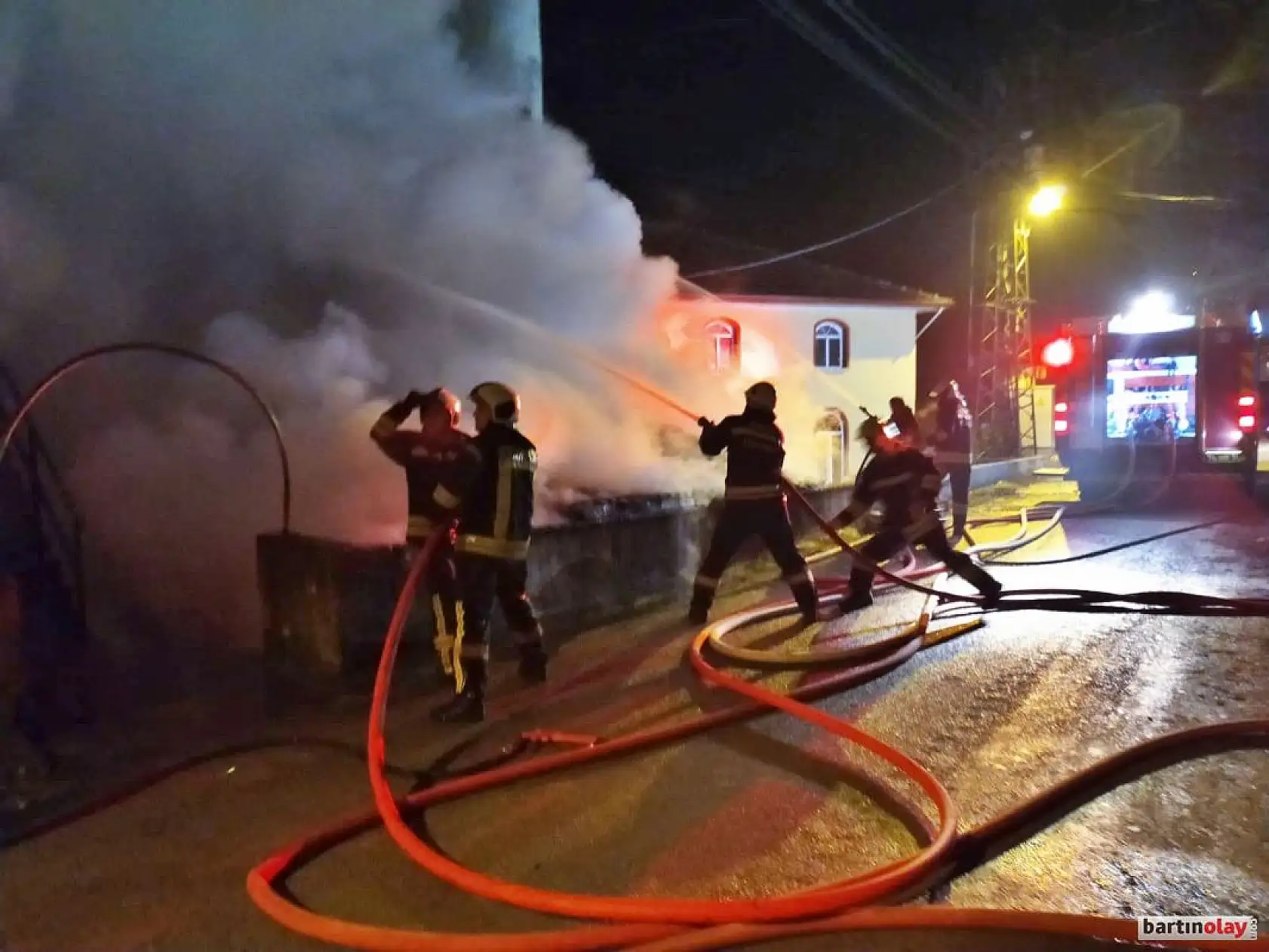 Camiden dumanlar yükseldi