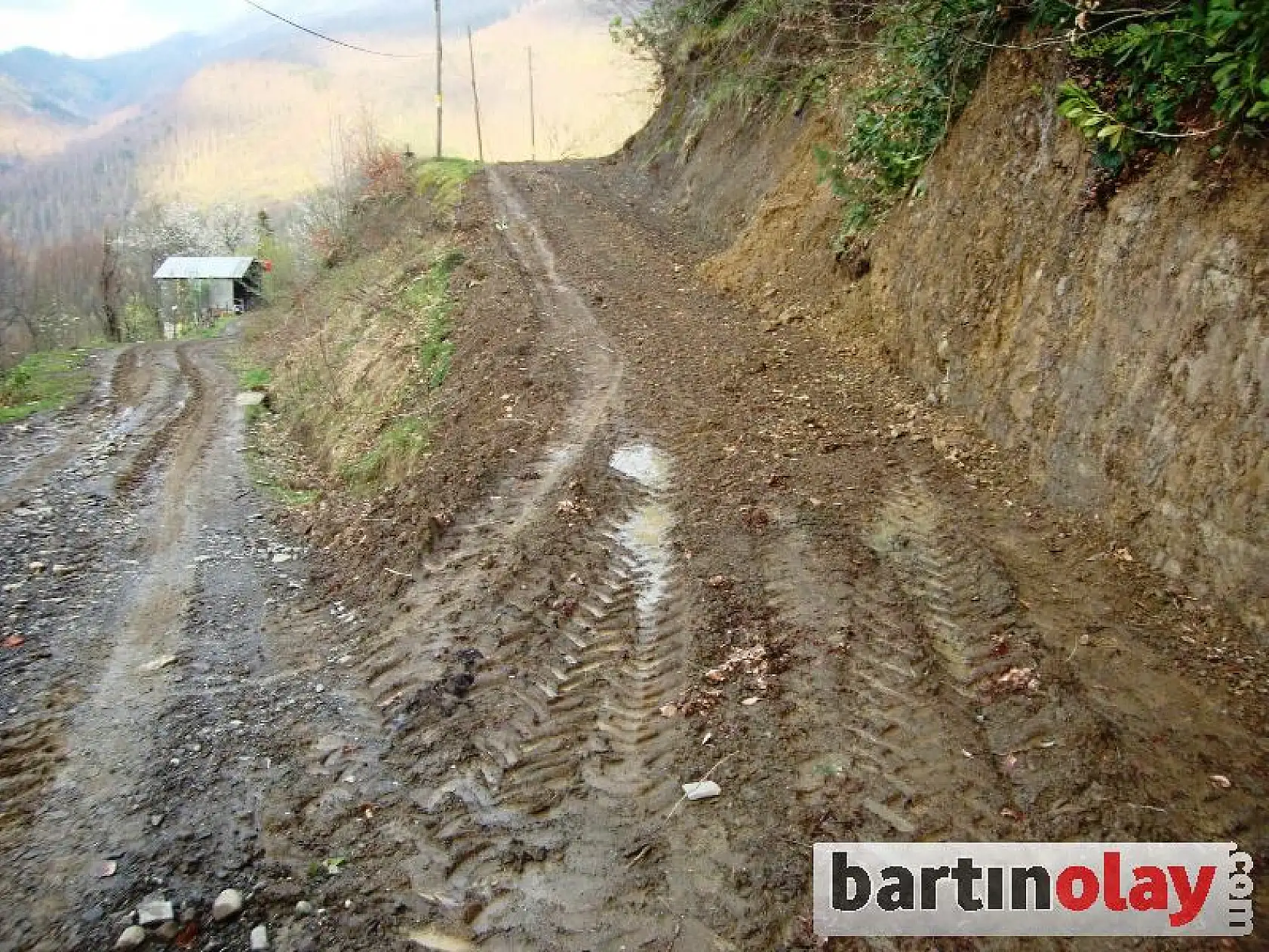 Çamurda Çıkamayan Araçları Traktörler Çekiyor
