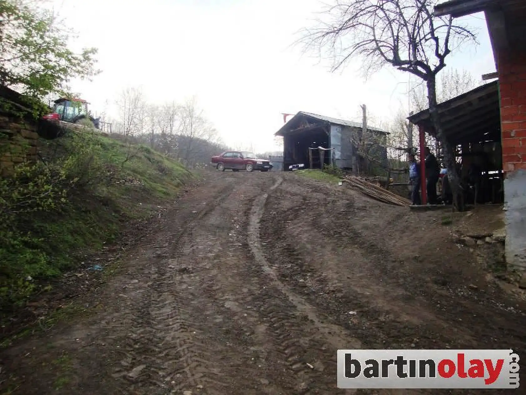 Çamurda Çıkamayan Araçları Traktörler Çekiyor