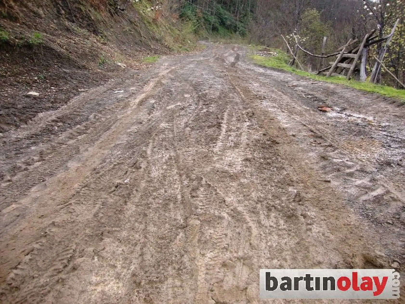 Çamurda Çıkamayan Araçları Traktörler Çekiyor